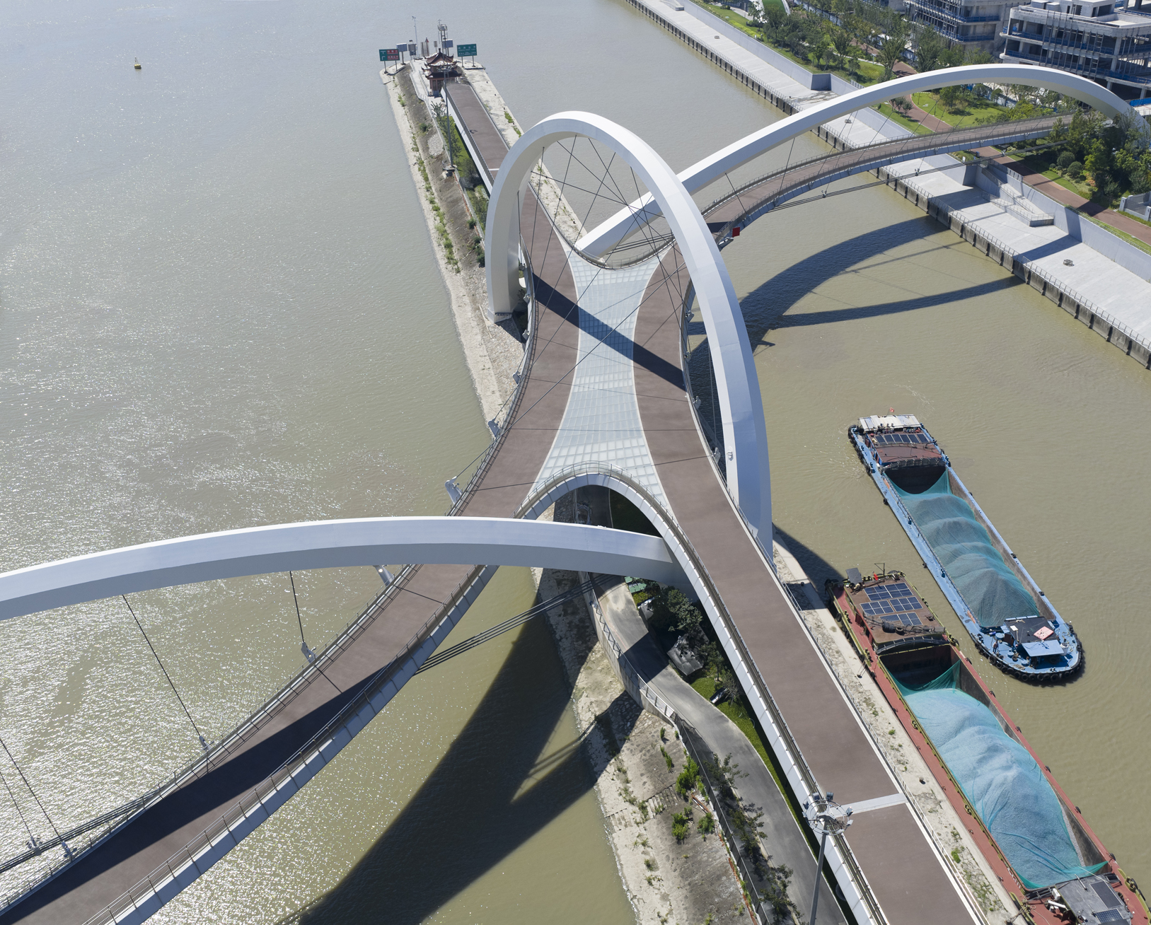 15_ZHA_Grand Canal Gateway Bridge_Photograph by Xue Liang.jpg