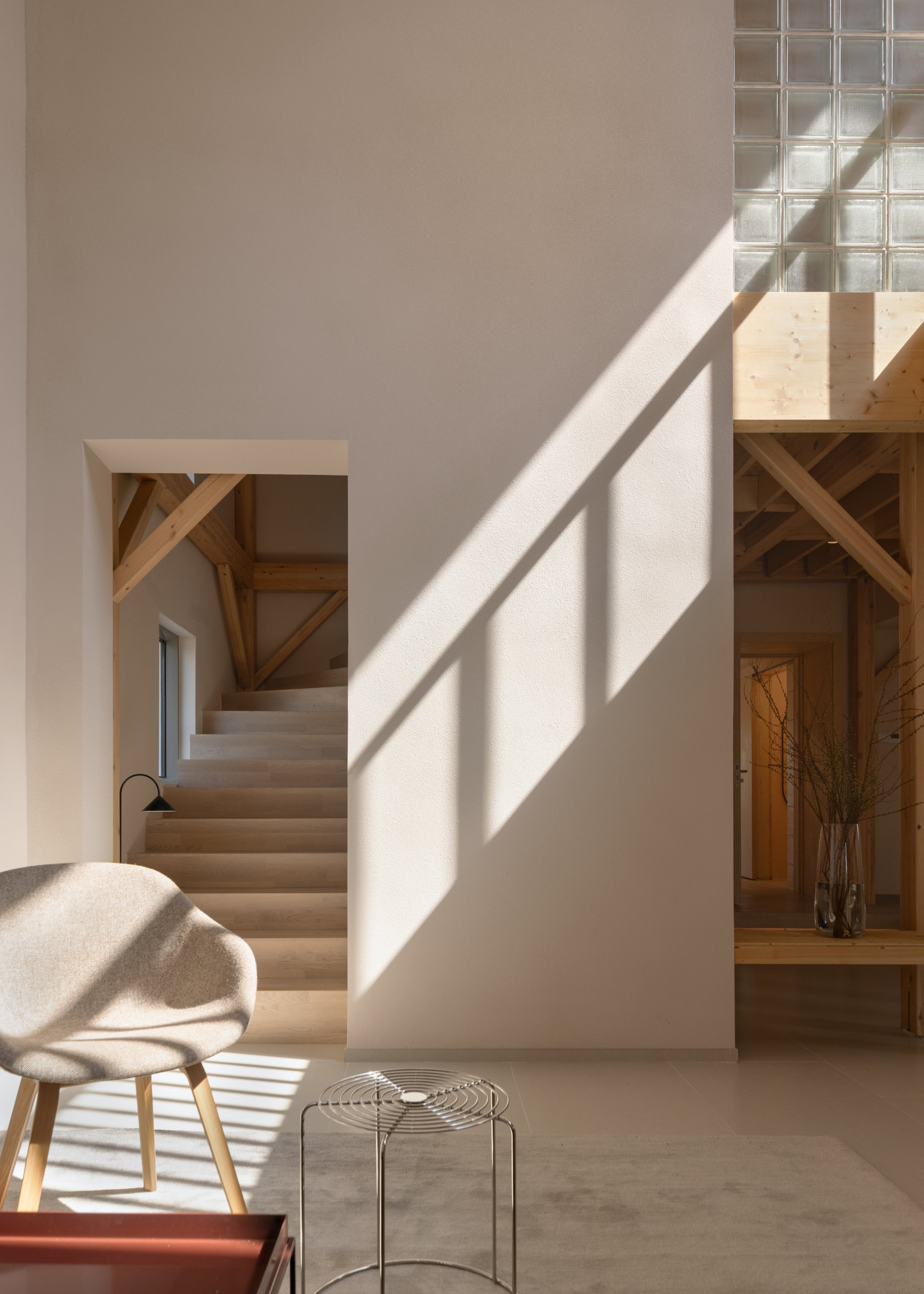 The Old House-The Hall Lounge under Skylight © Shan Liang 堂屋-天光下的客厅沙发区 © 梁山
