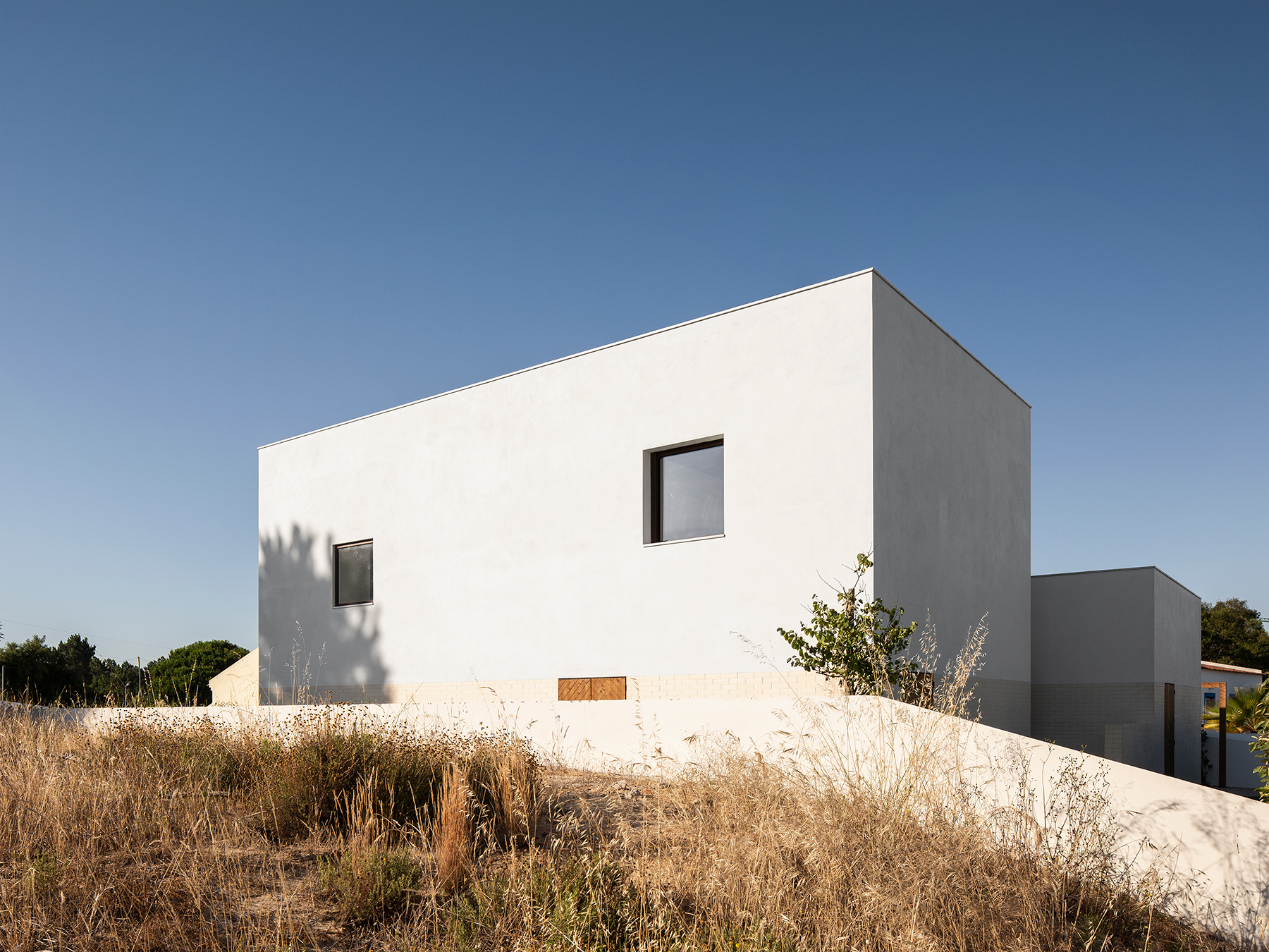 01-estudioamatam-house brejos da carregueira-East facade.jpg