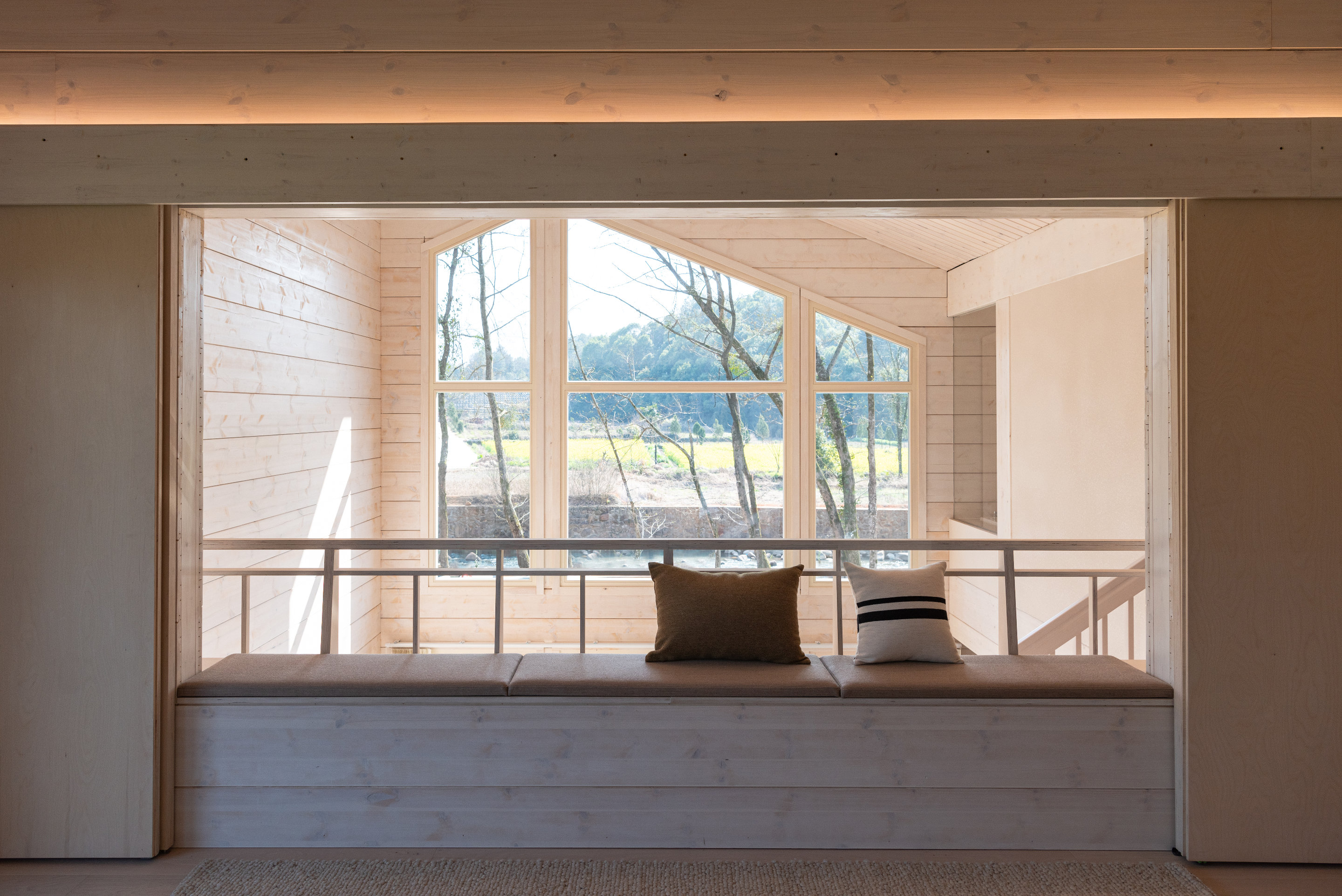 Glulam Log House-Master Bedroom View to the Atrium 1 © Shiyun Qian 胶合木木屋-主卧看向中庭 © 钱诗韵