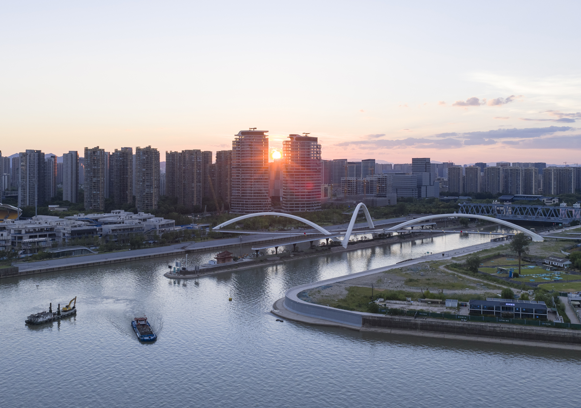10_ZHA_Grand Canal Gateway Bridge_Photograph by Xue Liang.jpg