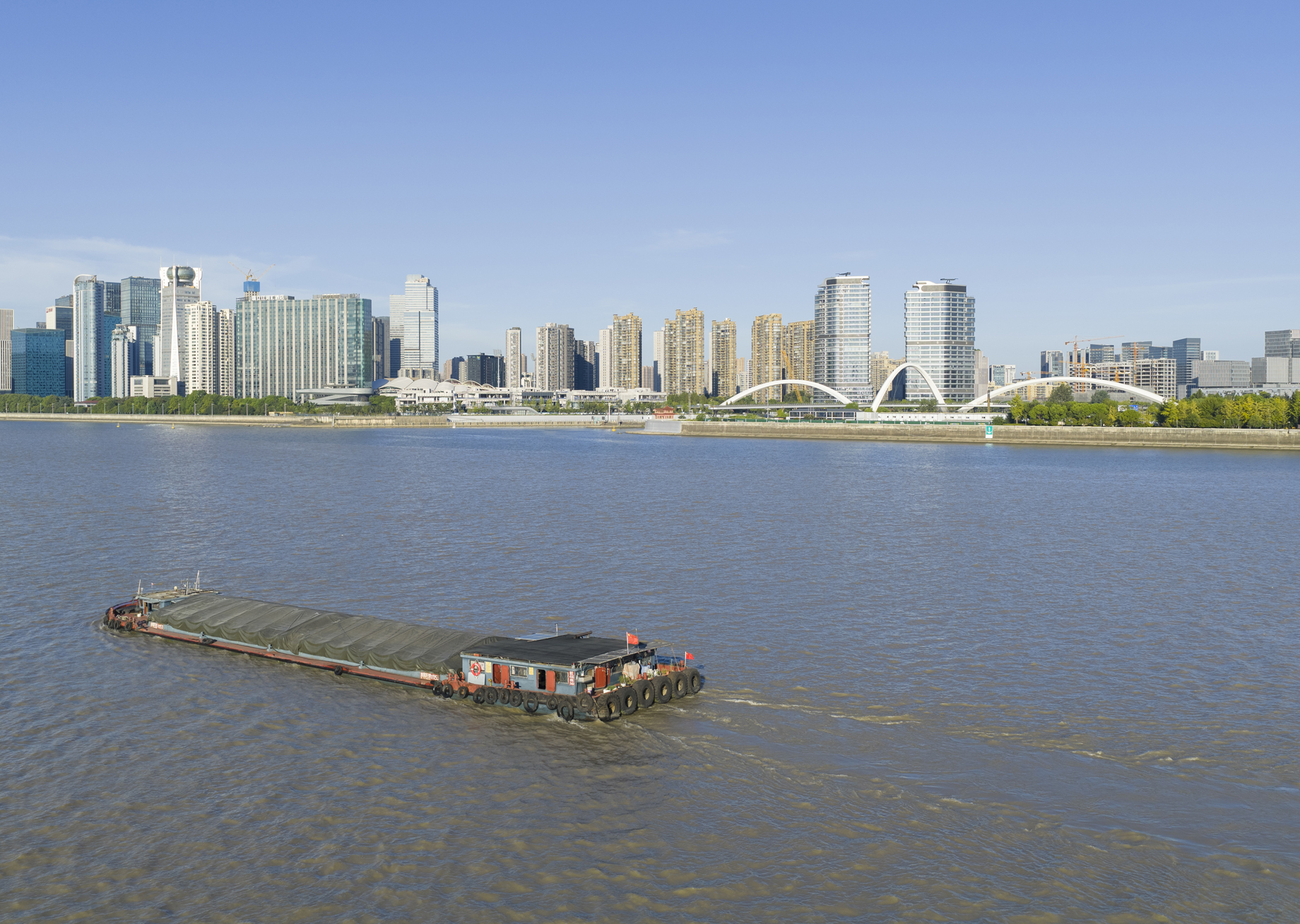 22_ZHA_Grand Canal Gateway Bridge_Photograph by Xue Liang.jpg
