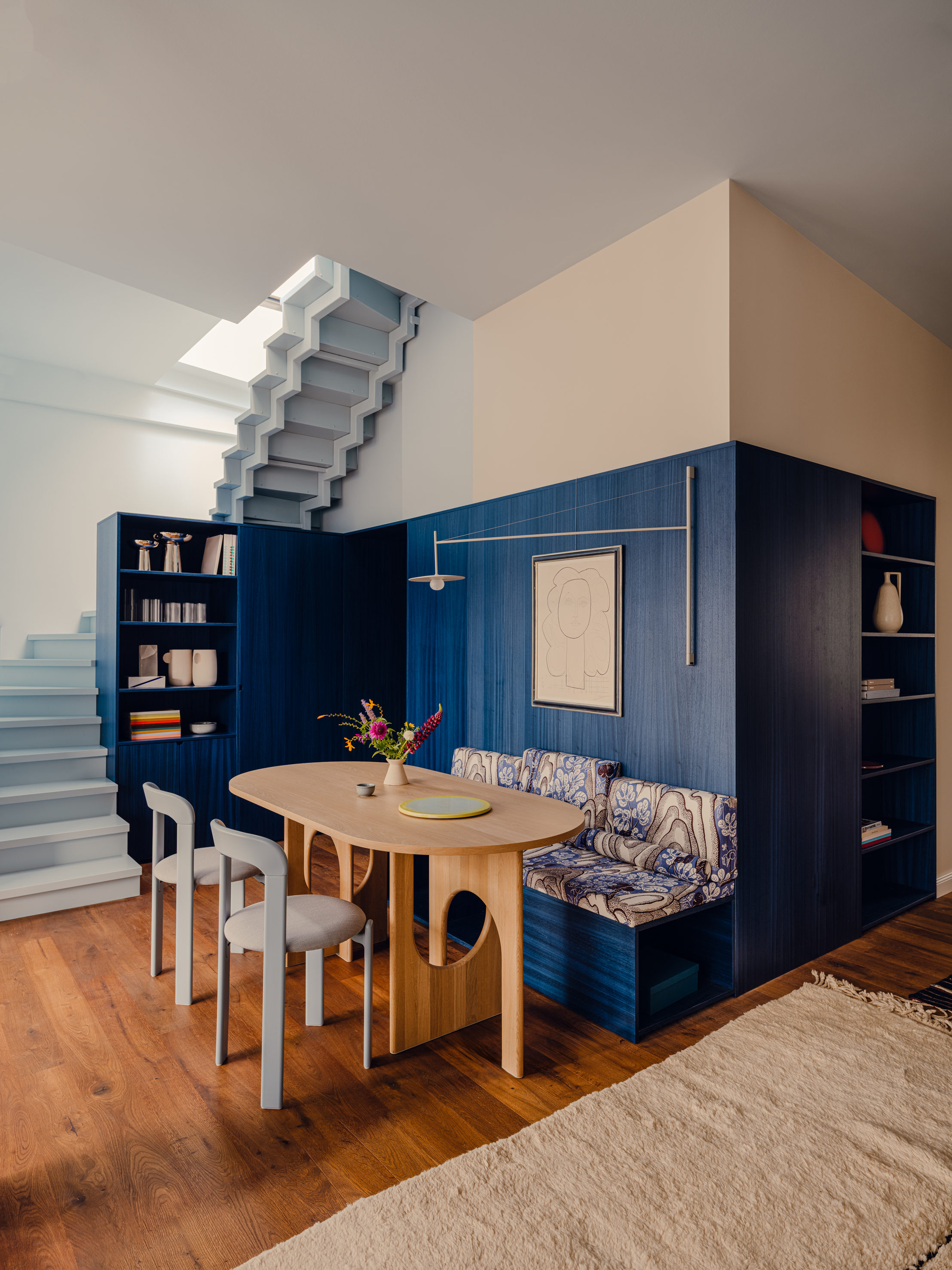 BG-Blue Box-01©Pionstudio.jpg