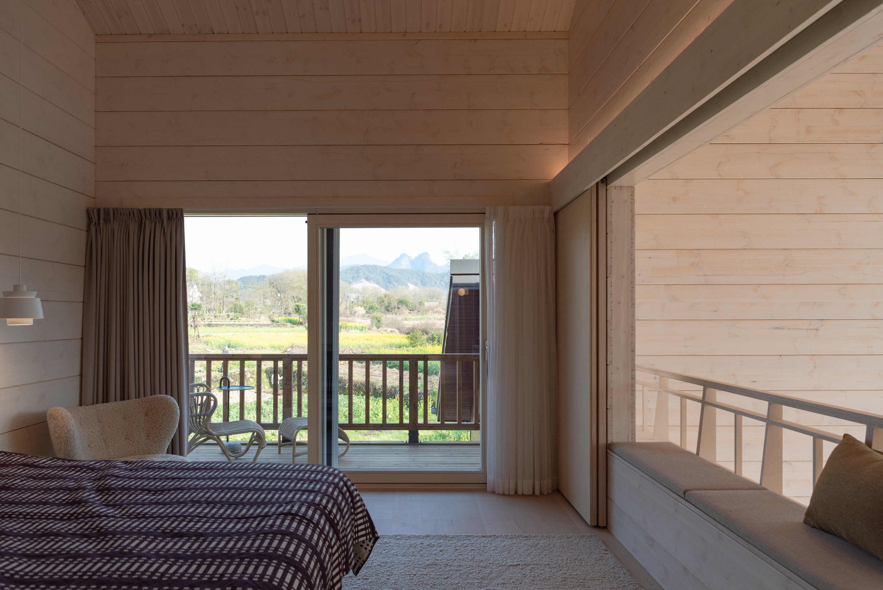 Glulam Log House-Master Bedroom 1 © Shiyun Qian 胶合木木屋-主卧1 © 钱诗韵