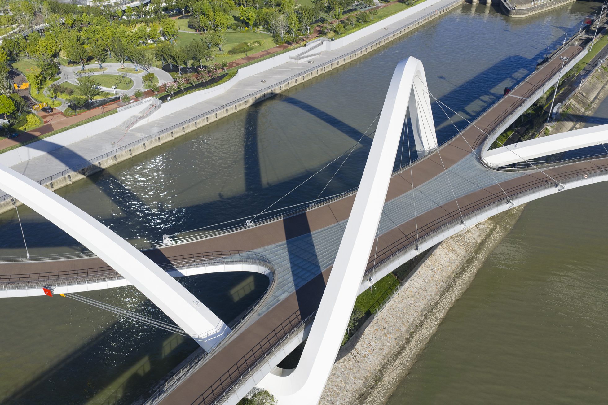 08_ZHA_Grand Canal Gateway Bridge_Photograph by Xue Liang.jpg