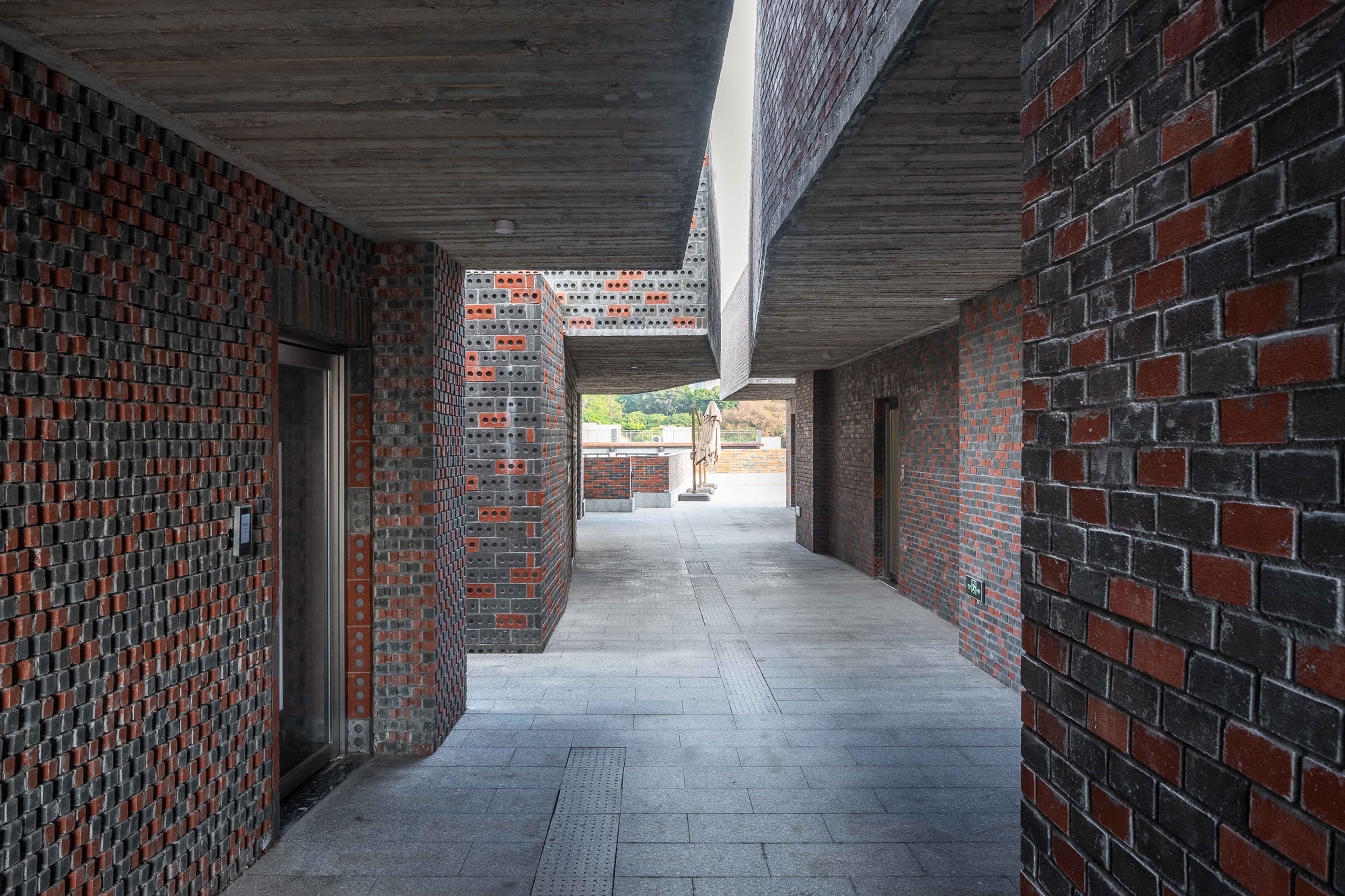 15. 位于五楼的露天巷子 An open-air alley on the 5th floor ©田方方.jpg