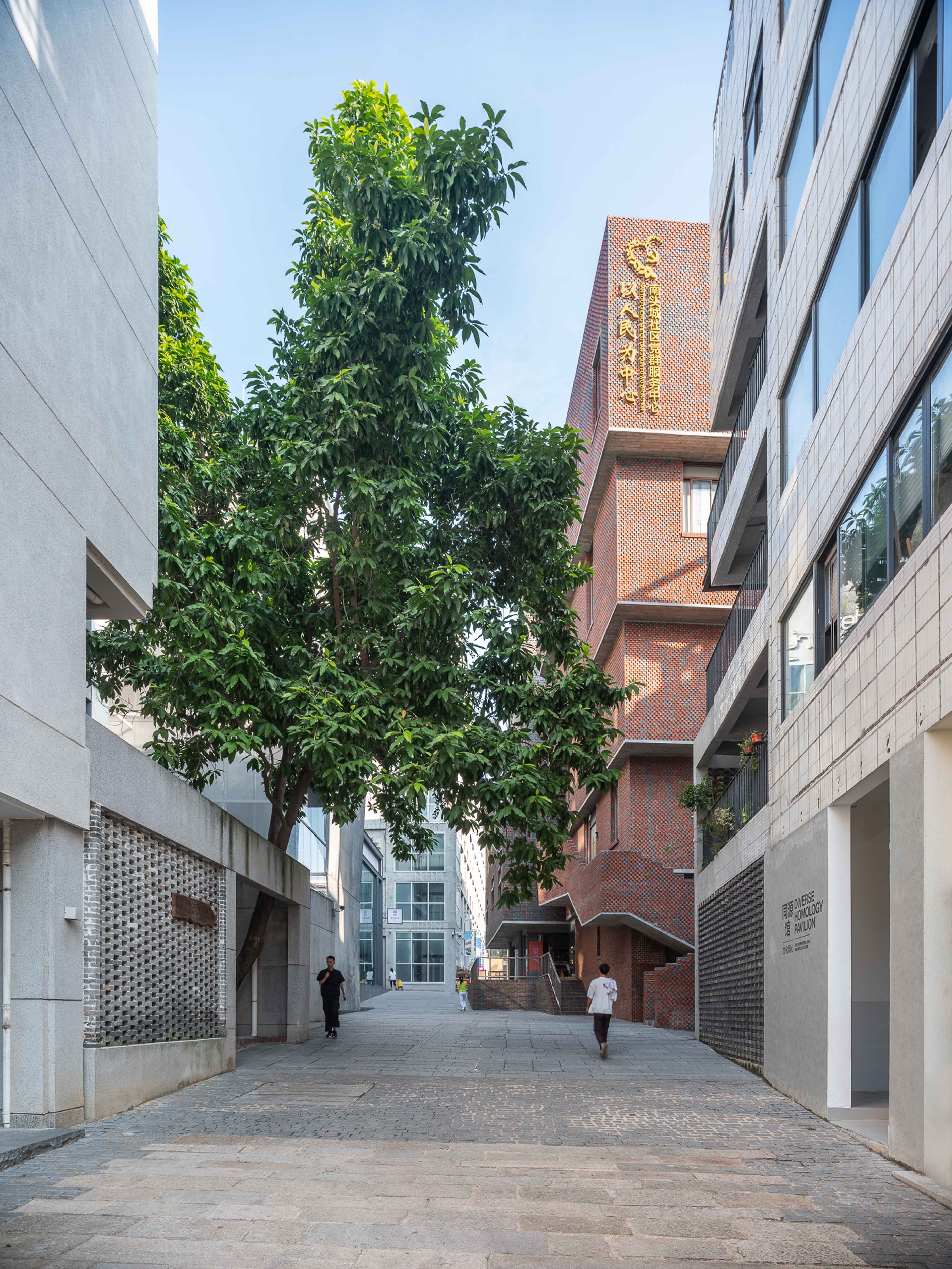04. 从中山东路走向社区中心 Approaching the Neighborhood Center from Zhongshan East Street ©田方方.jpg