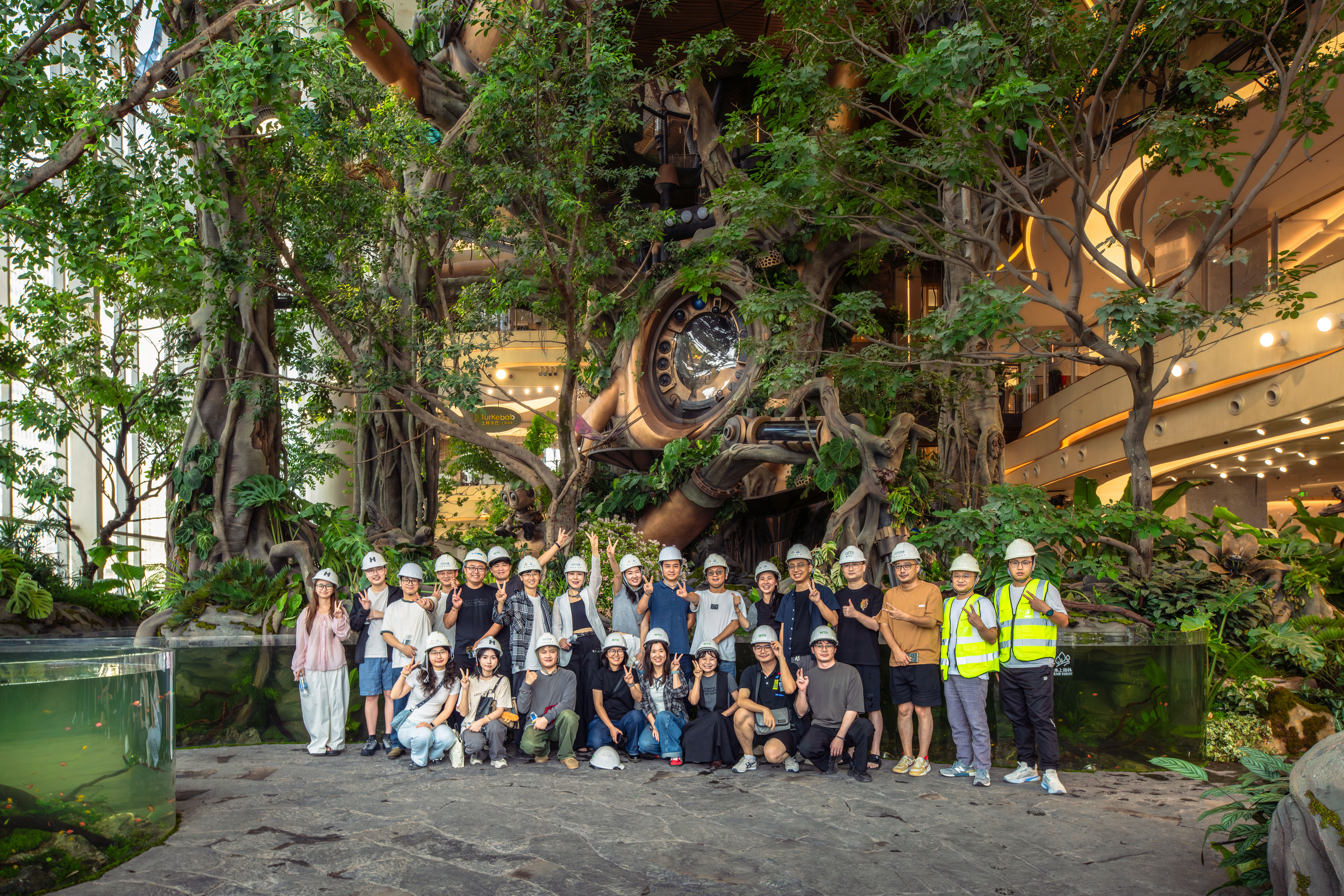 63 部分幕后参与人员现场开放前合影 ©三棱镜