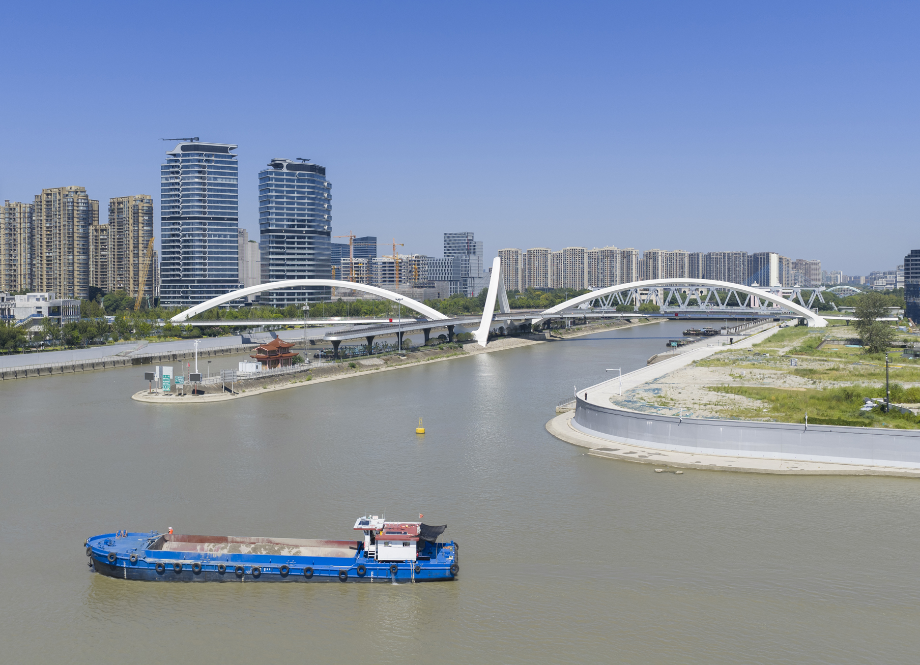 19_ZHA_Grand Canal Gateway Bridge_Photograph by Xue Liang.jpg