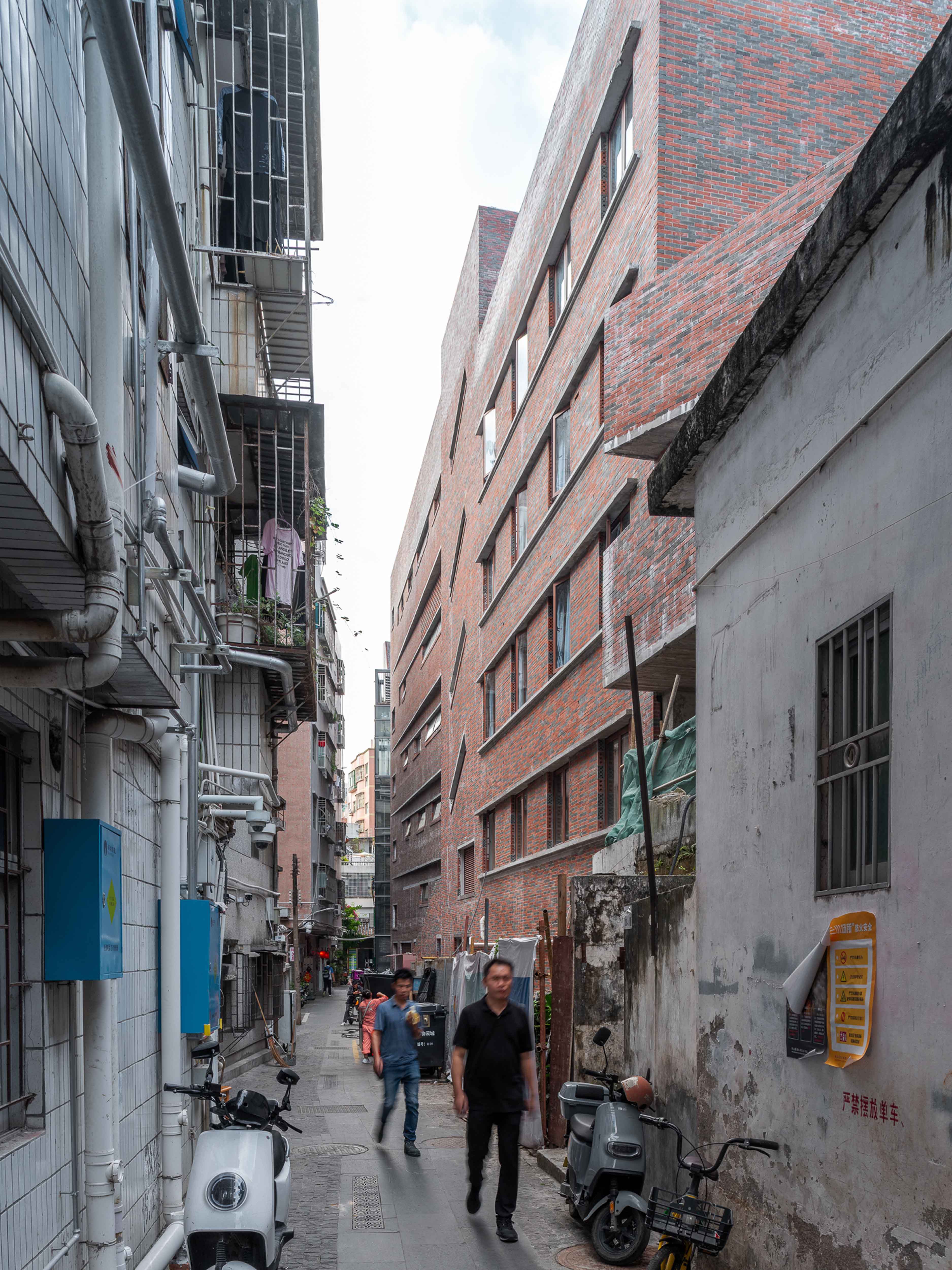 21. 在东侧窄巷中 In the narrow alley on the east side ©田方方.jpg