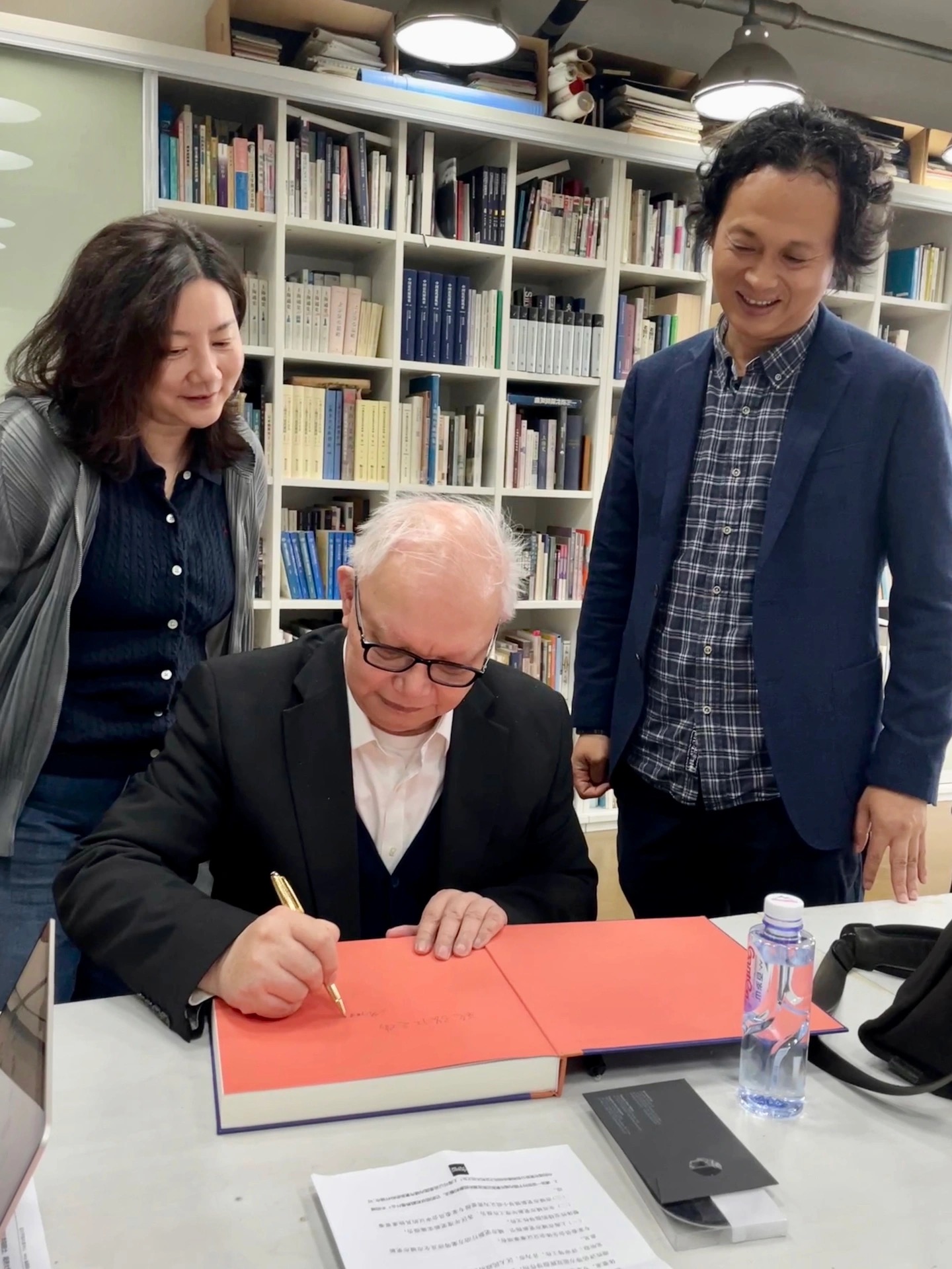 郑时龄院士为张江之尚签字赠书