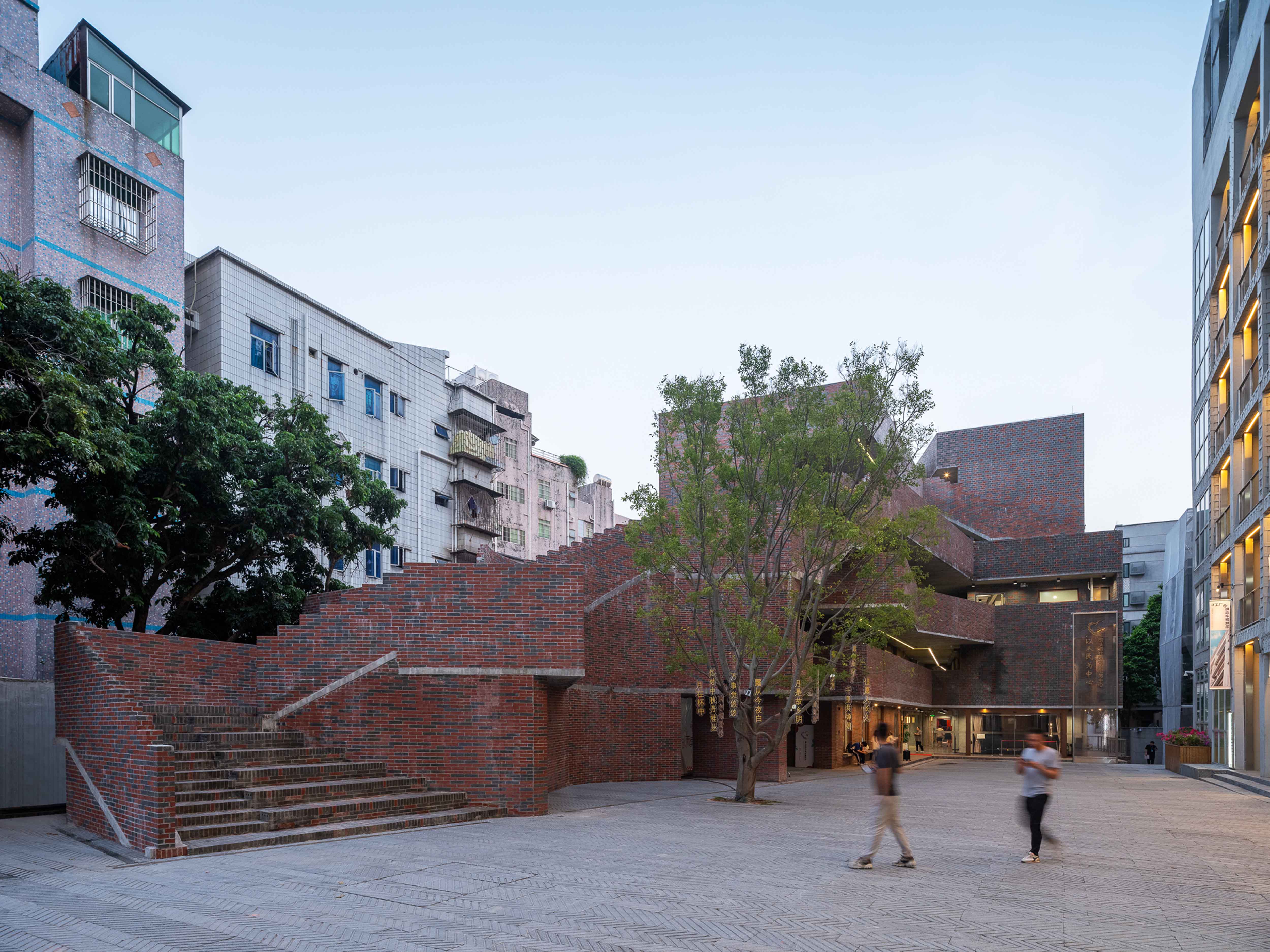 23. 黄昏的广场 The plaza at dusk ©田方方.jpg