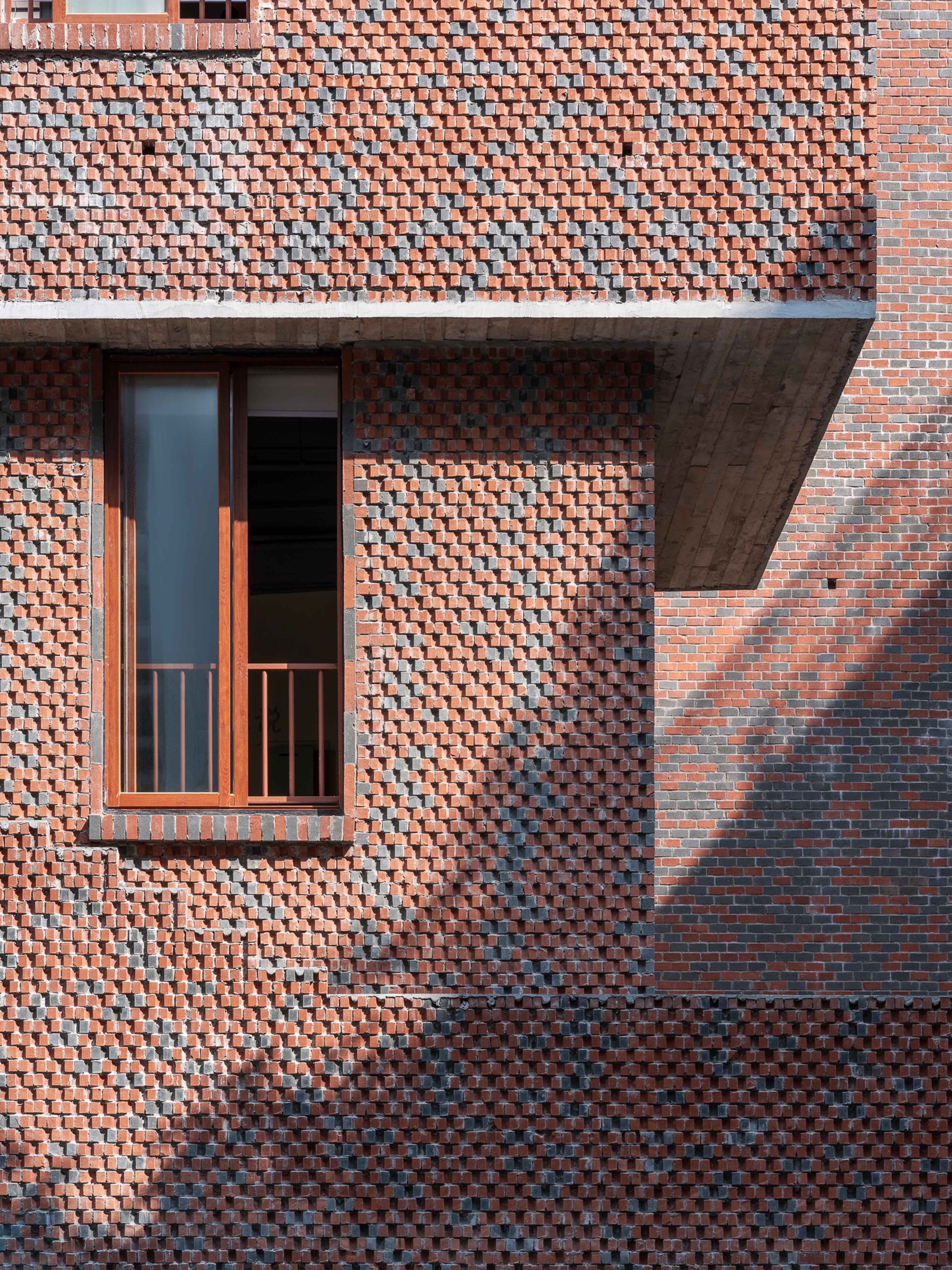 19. 外墙细部在阳光下表现出丰富的质感 Close-up of exterior wall showing rich texture under daylight ©田方方.jpg