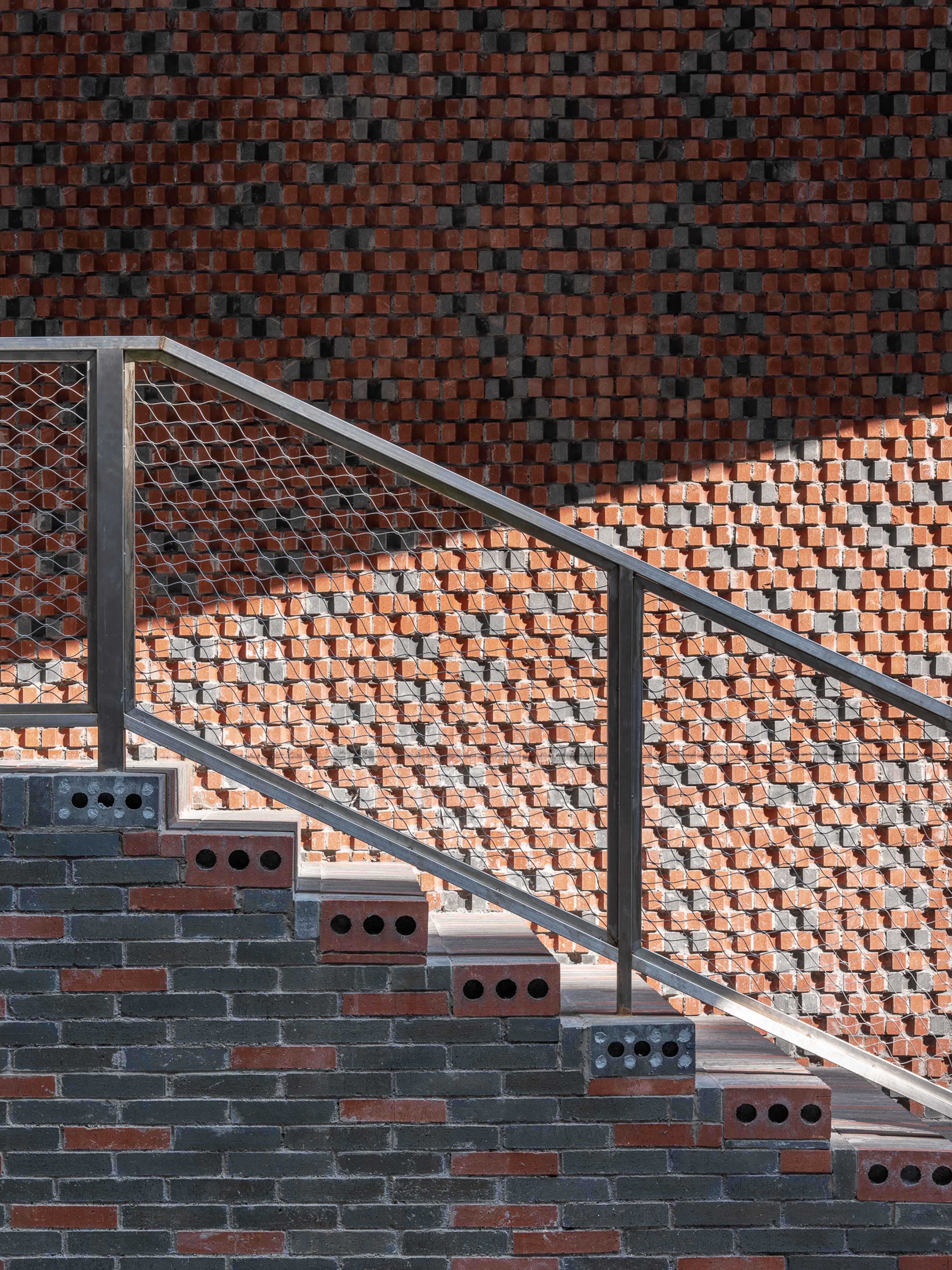20. 外墙细部在阳光下显出明确的纹理对比 Close-up of exterior wall showing contrasting textures under daylight ©田方方.jpg