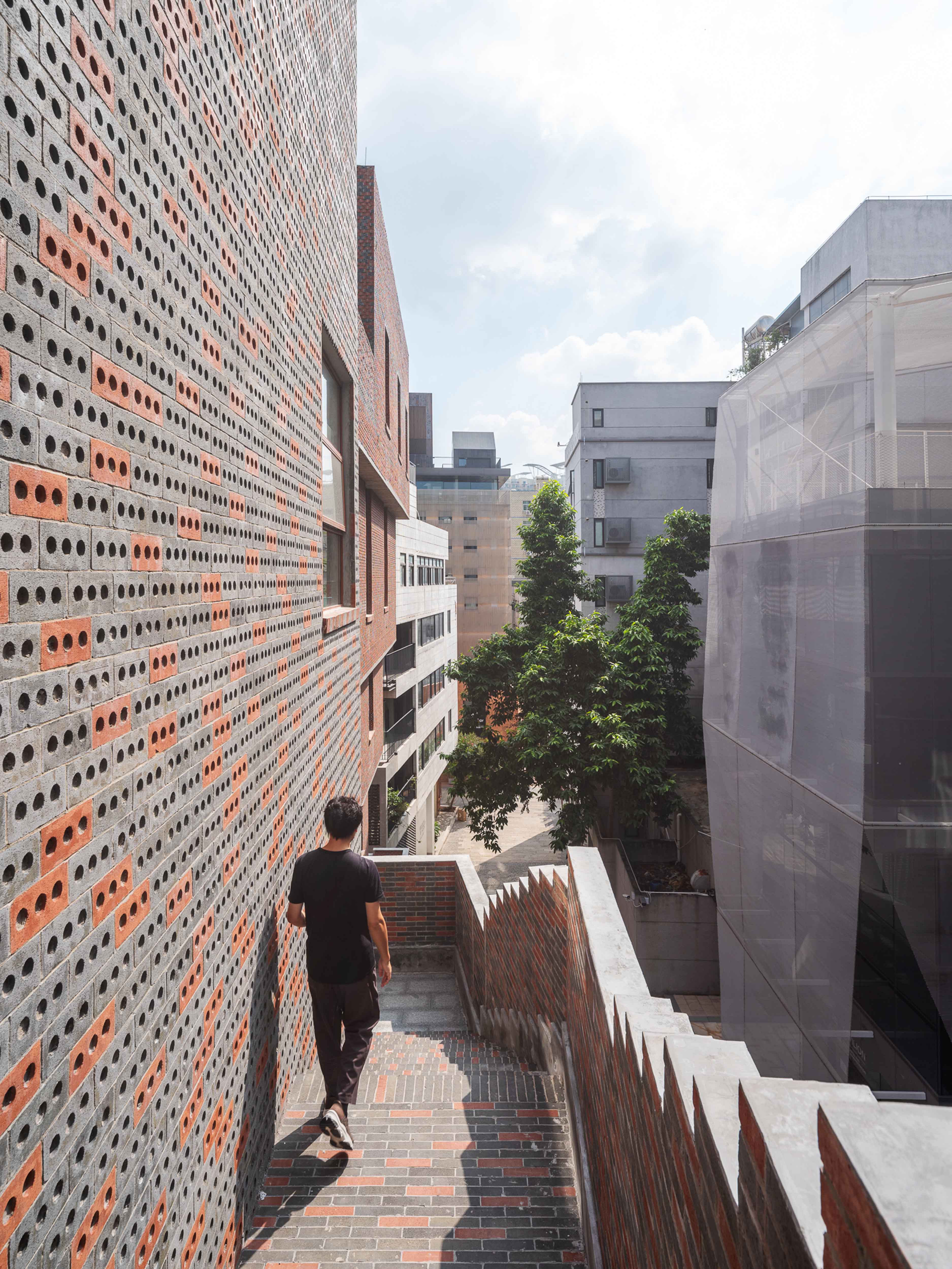 14. 由室外楼梯南望 On the outdoor stairs looking south ©田方方.jpg