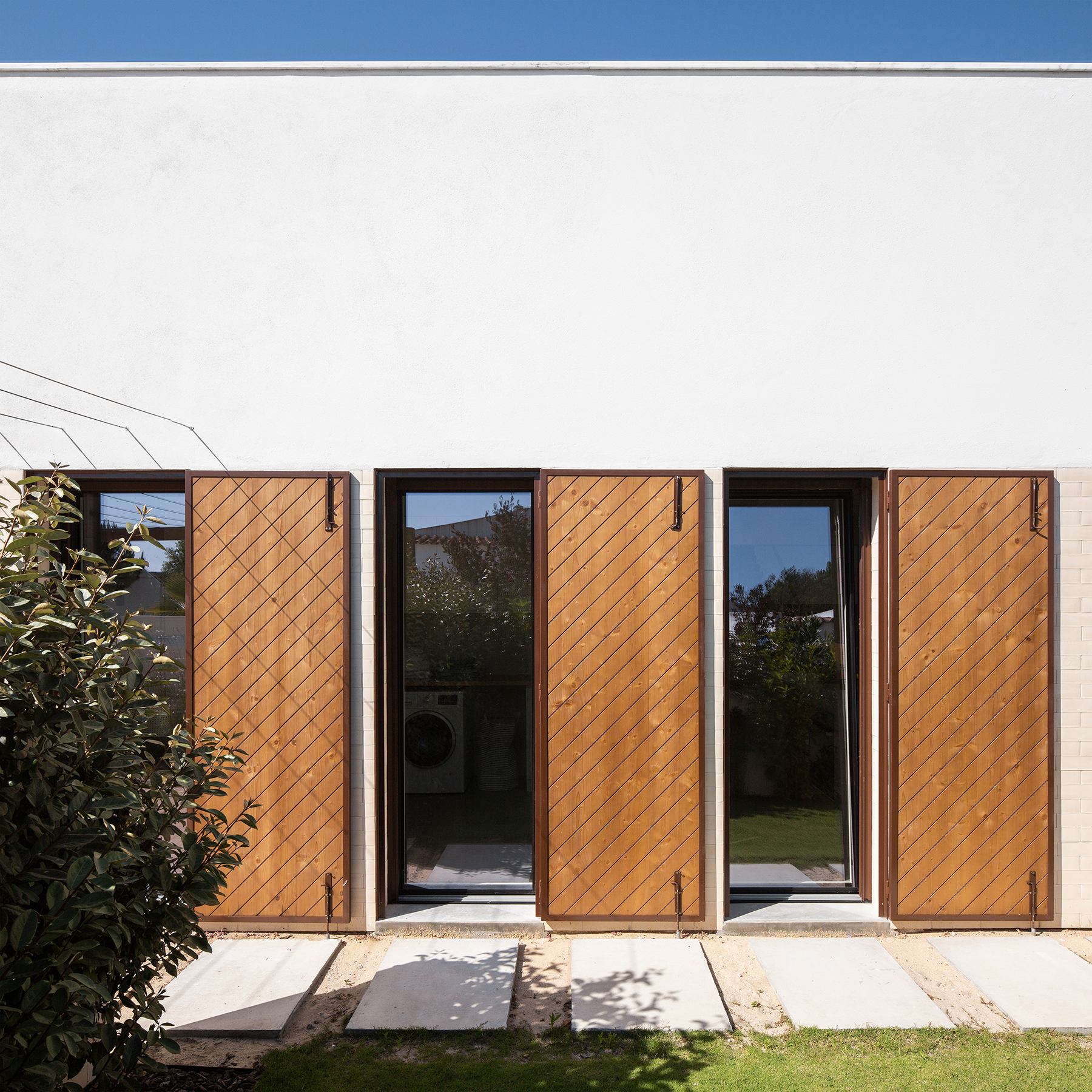 14-estudioamatam-house brejos da carregueira-West facade.jpg