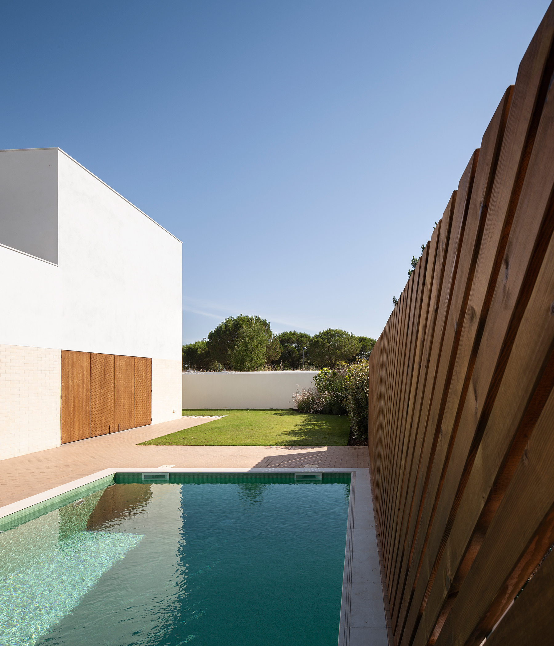 08-estudioamatam-house brejos da carregueira-south view.jpg