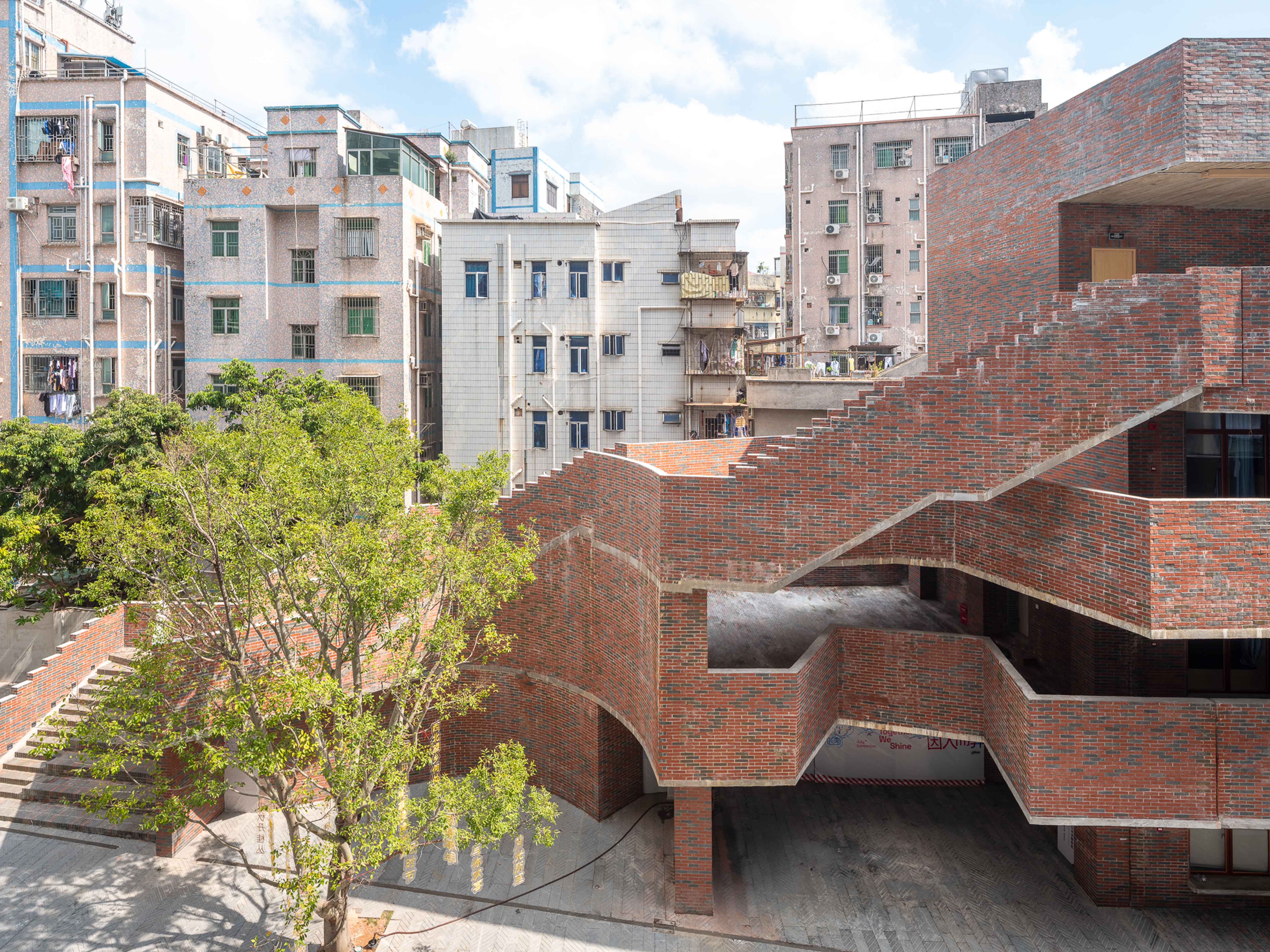10. 社区中心一层沿广场提供了多种公共空间 The Neighborhood Center provides various public spaces on the ground level along the plaza ©田方方.jpg