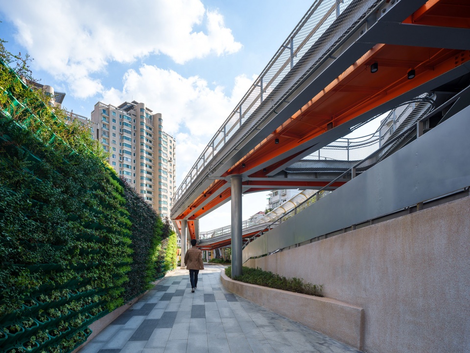 钢铁廊桥与绿植墙,steel bridge and green plant facade ©朱润资.jpg