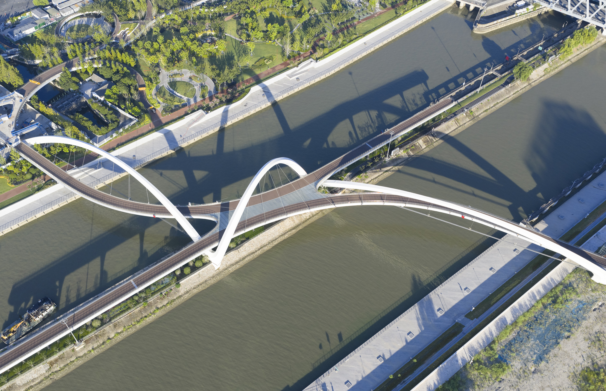 23_ZHA_Grand Canal Gateway Bridge_Photograph by Xue Liang.jpg