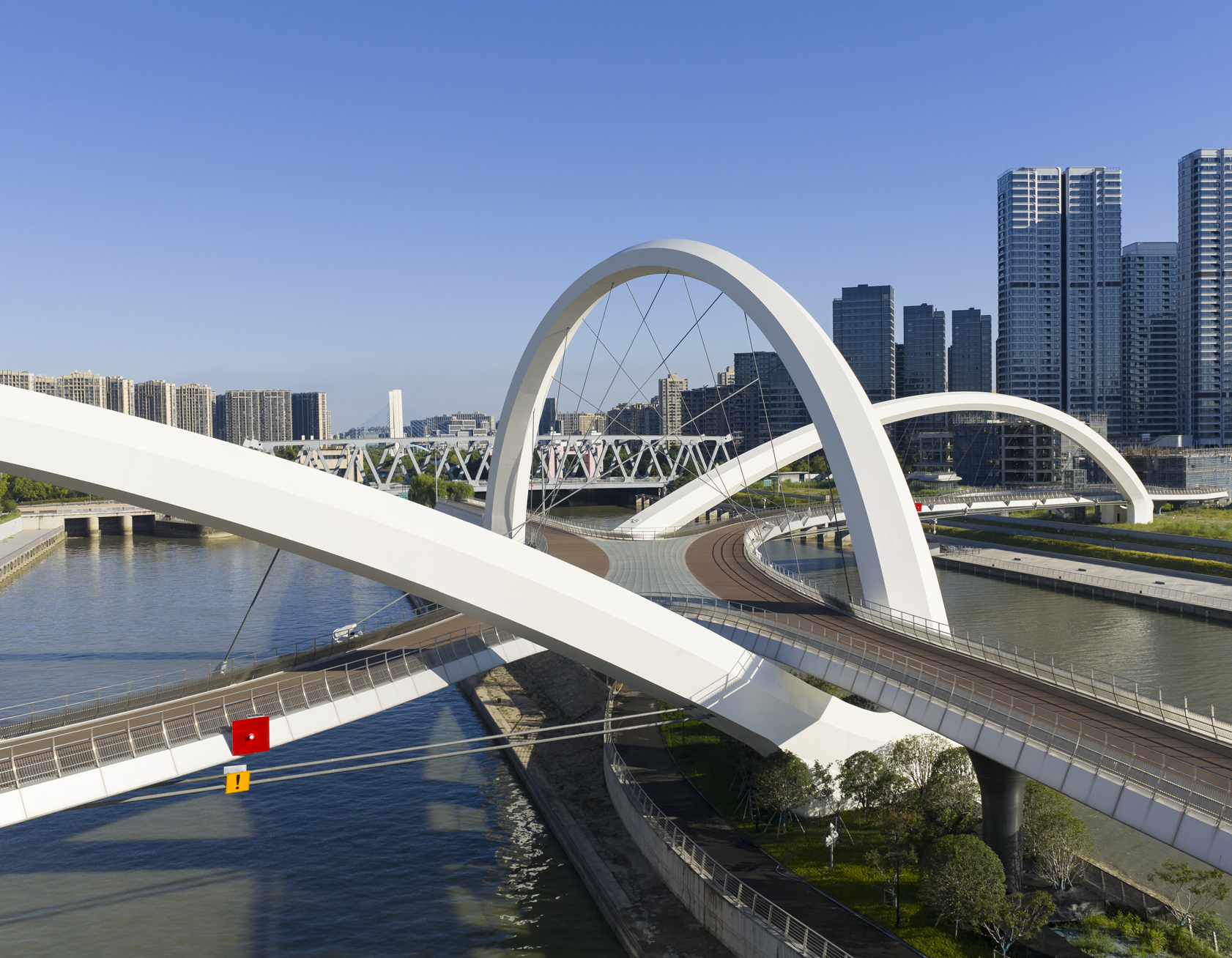 06_ZHA_Grand Canal Gateway Bridge_Photograph by Xue Liang.jpg