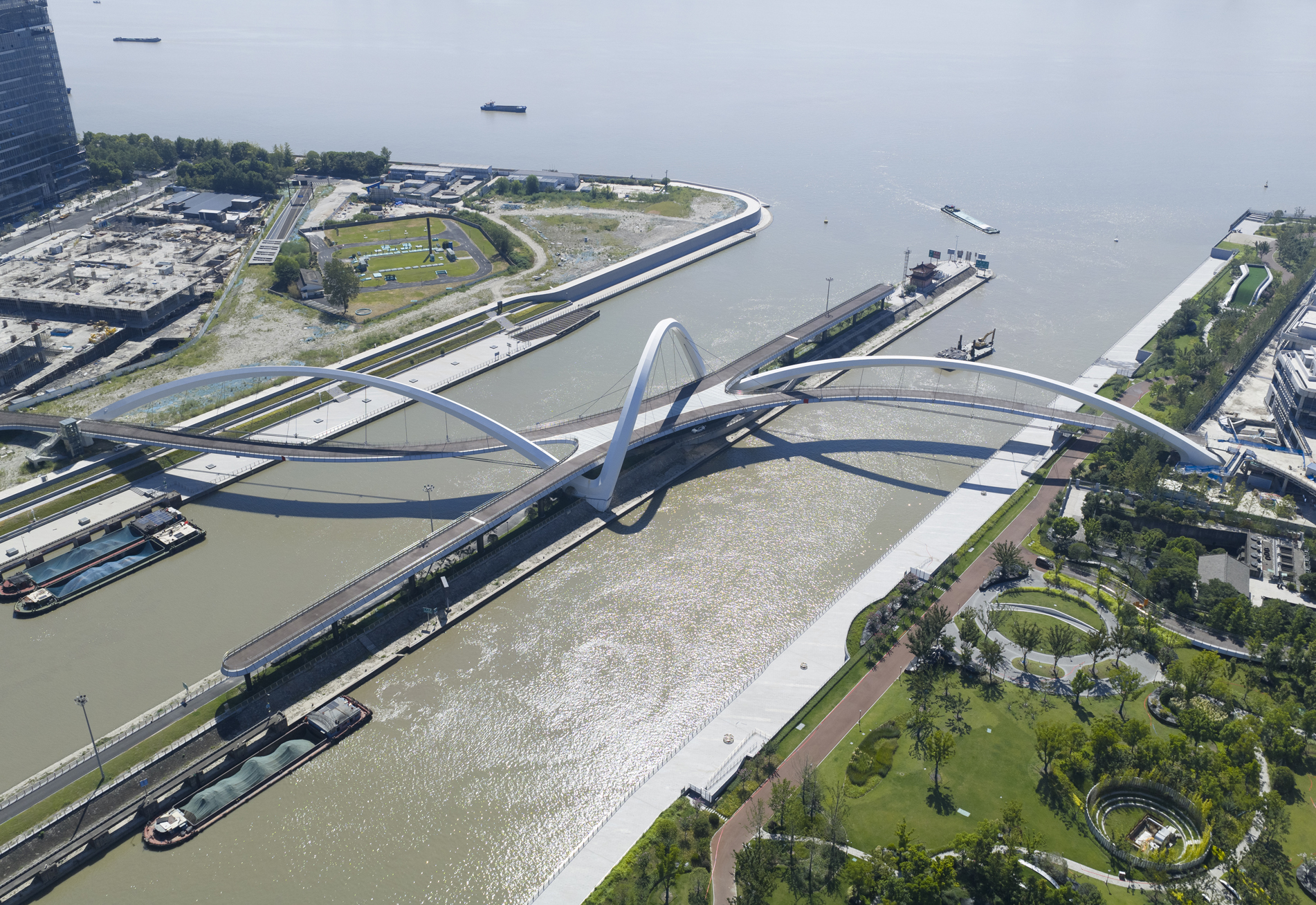 13_ZHA_Grand Canal Gateway Bridge_Photograph by Xue Liang.jpg