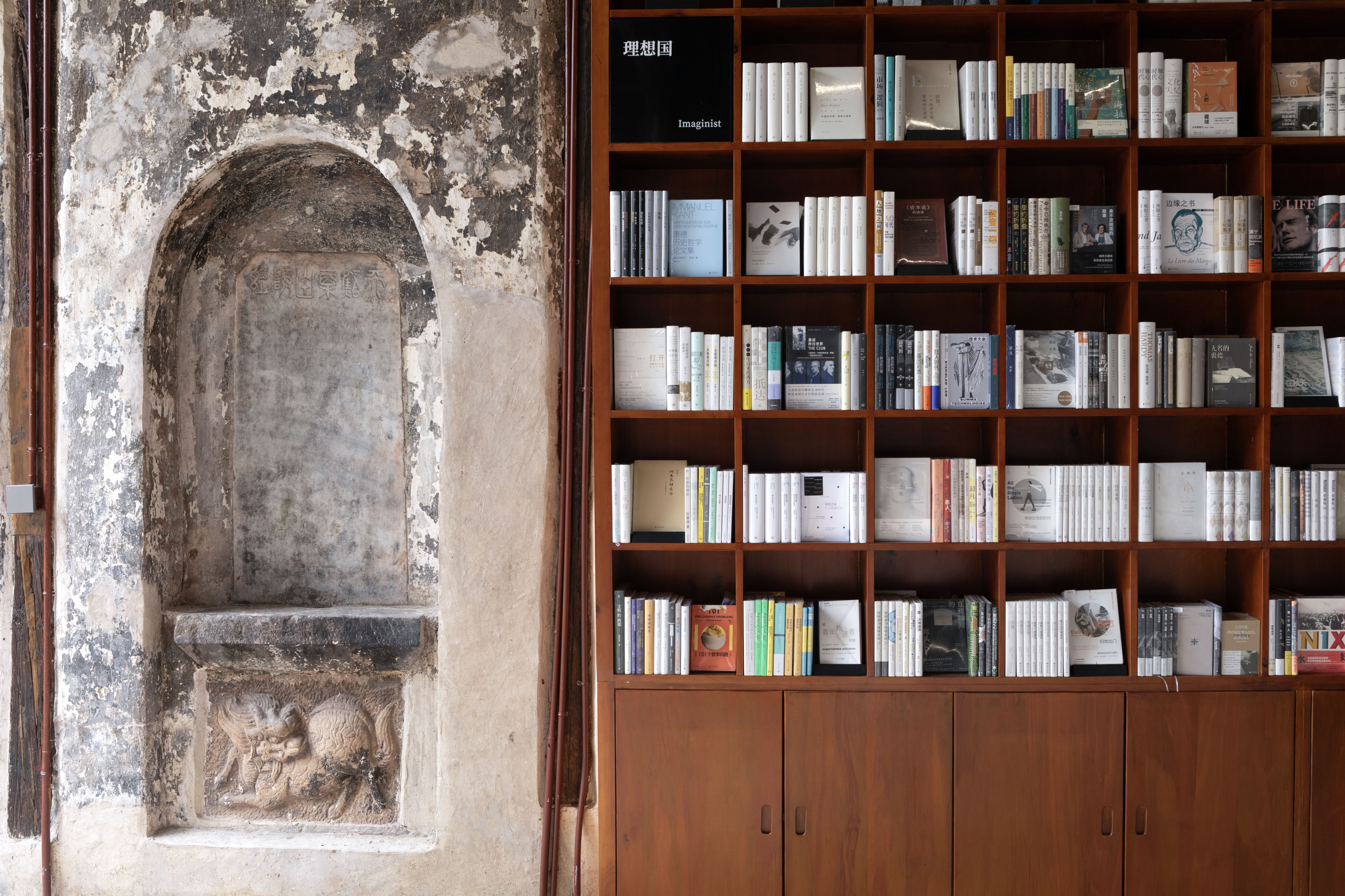 26 老墙与书架 Remnant wall and bookshelf ©存在建筑-建筑摄影 Arch-Exist Photography.jpg