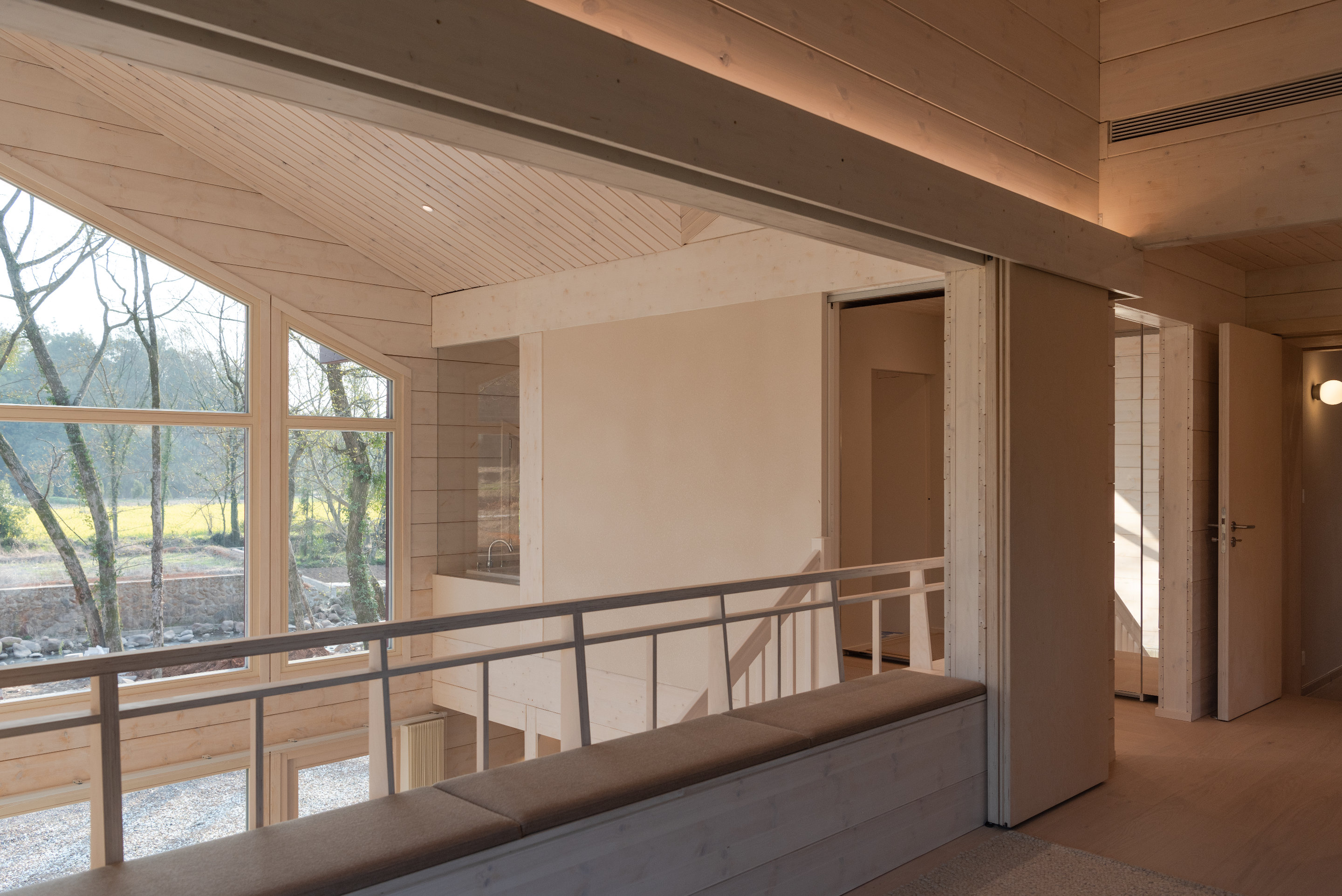 Glulam Log House-Master Bedroom View to the Atrium 2 © Shiyun Qian 胶合木木屋-主卧看向中庭2 © 钱诗韵