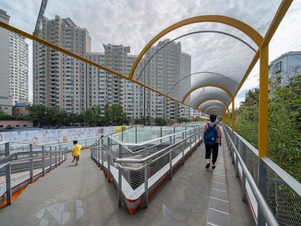 拱棚下的桥上空间,walkway under the canopy ©朱润资.jpg