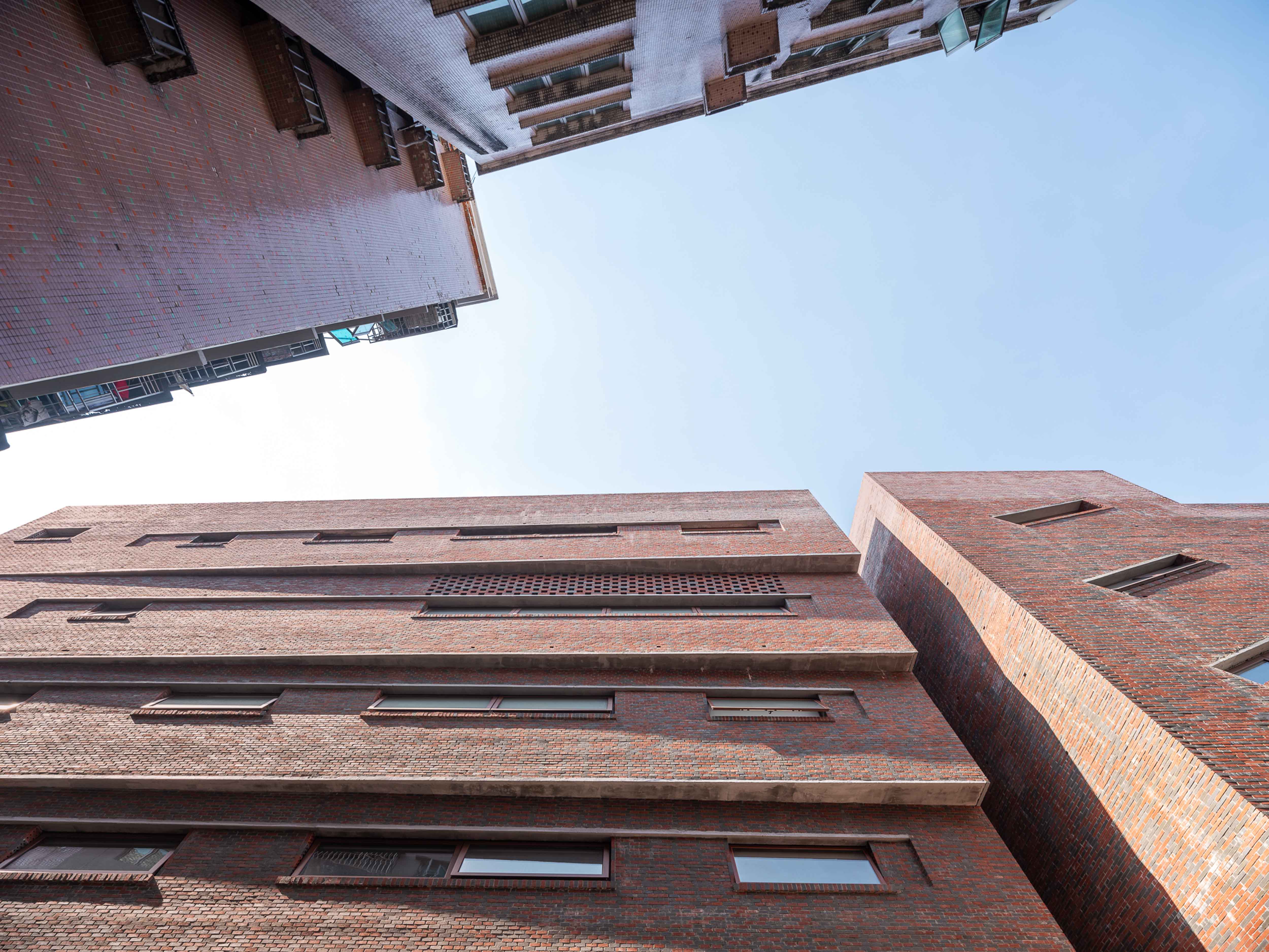 22. 从东侧窄巷看社区中心Looking  at the Neighborhood Center from the narrow alley on the east side ©田方方.jpg