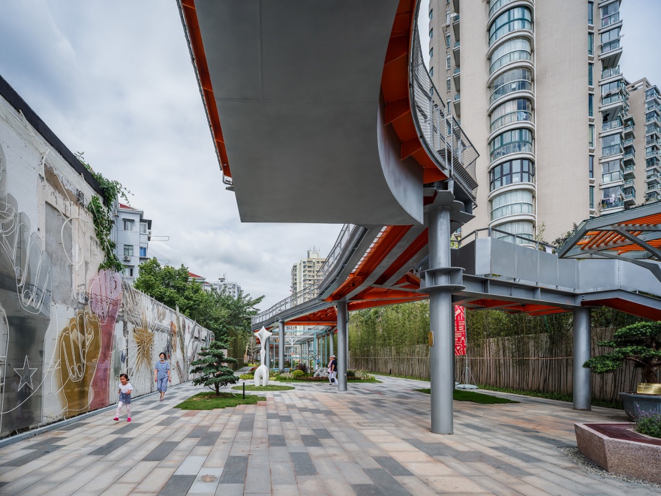 北段兰溪路端小广场与艺术墙,银色钢结构内侧喷涂橙色north plaza and the art wall, inner sides are painted in orange color ©朱润资.jpg