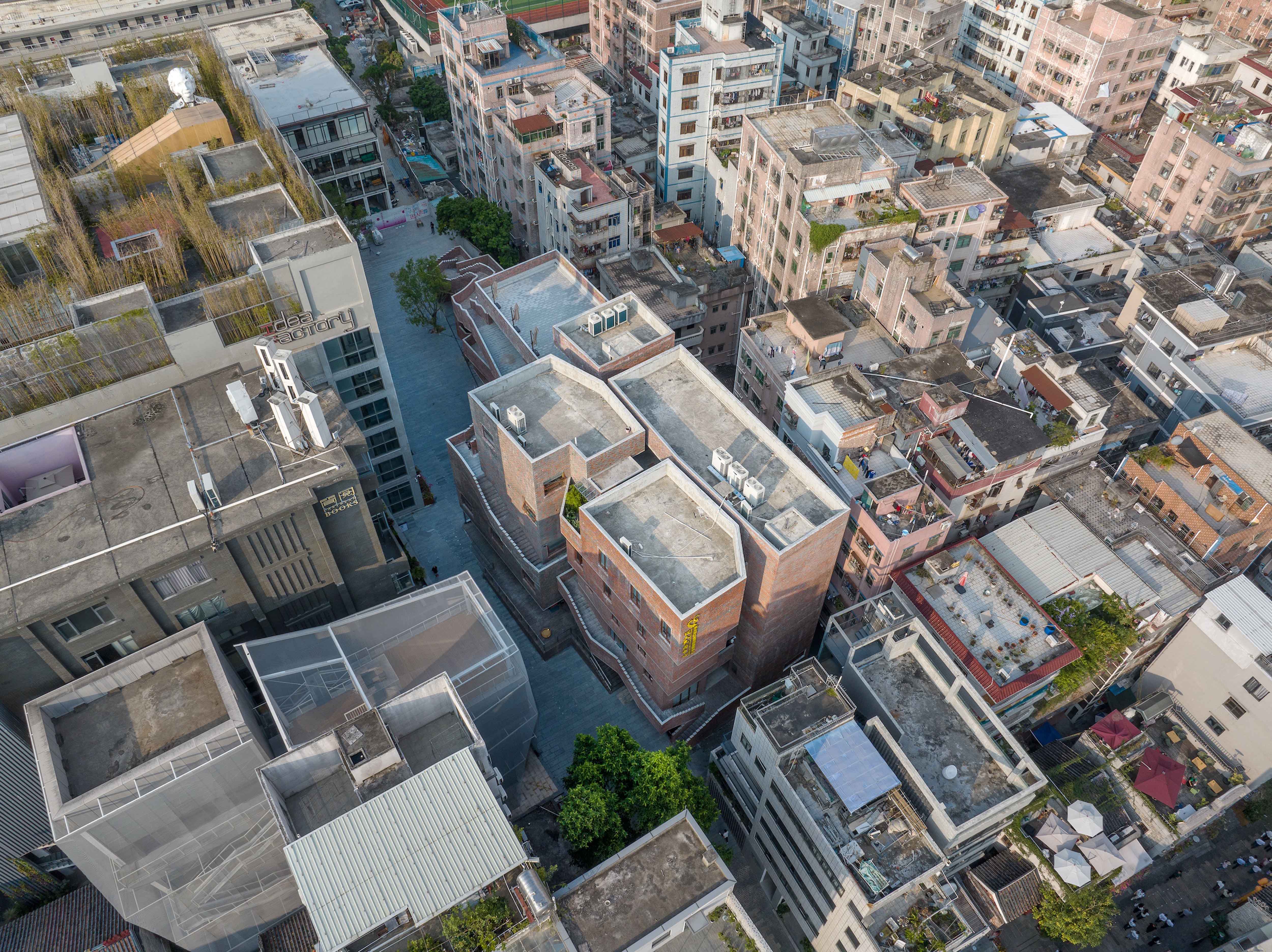 03. 鸟瞰显示社区中心是由4个单体组成的建筑群 Aerial view showing the Neighborhood Center complex as a group of four building volumes ©田方方.jpg
