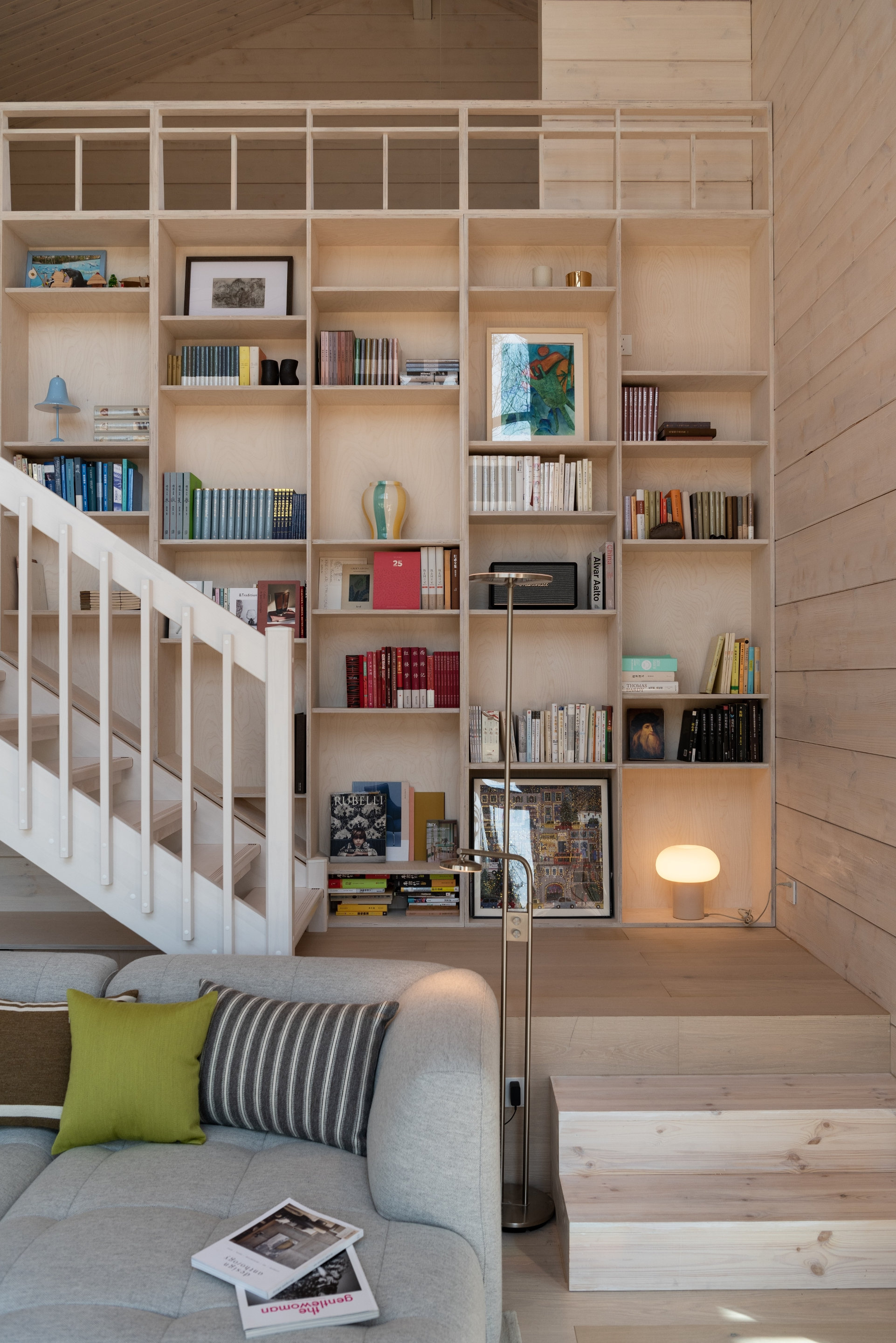 Glulam Log House-Stairway with Bookshelf Wall © Shiyun Qian 胶合木木屋- 楼梯与书架墙 © 钱诗韵