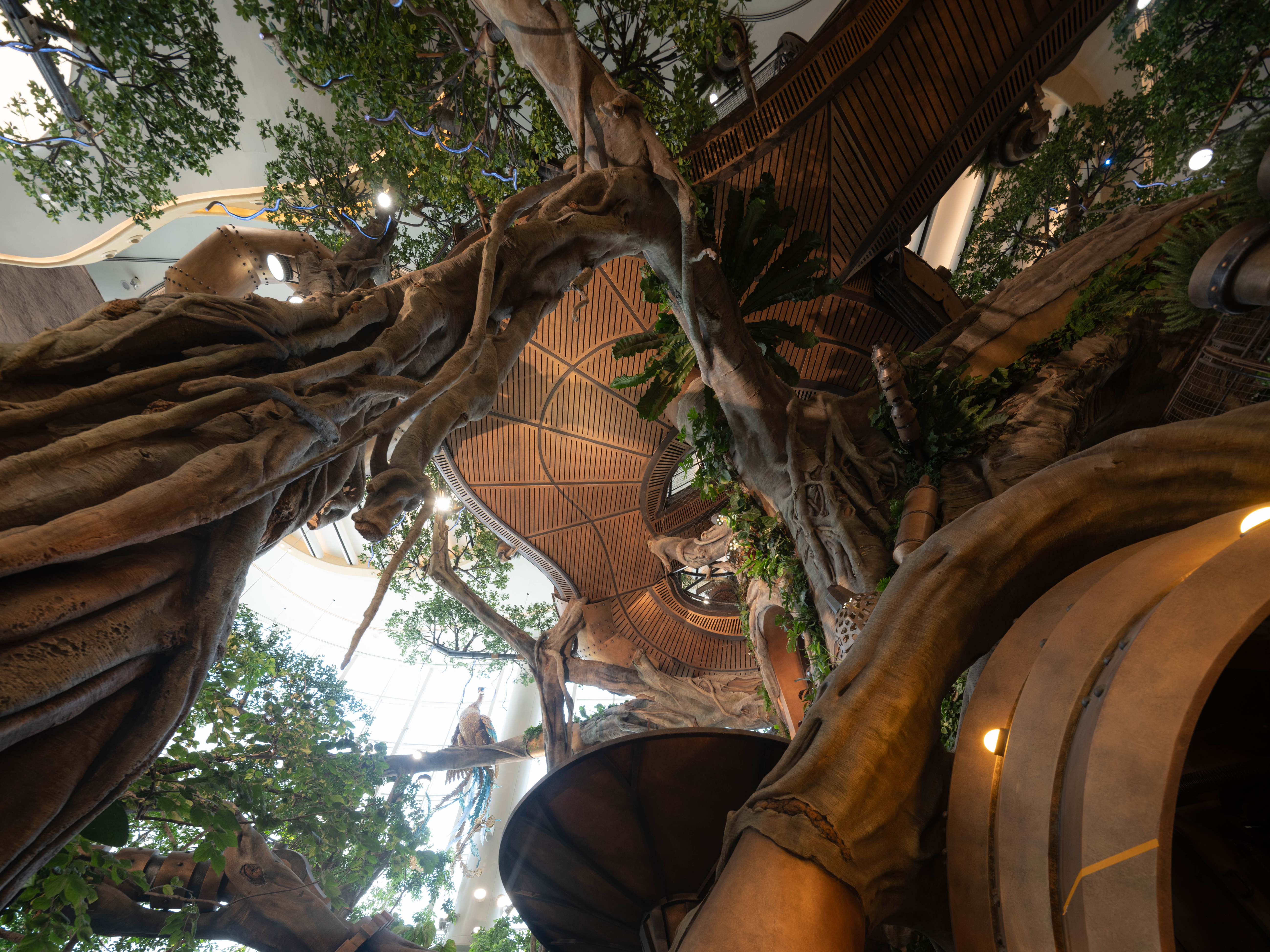 04 世界树装置底部仰视视角 摄影©丘文三映