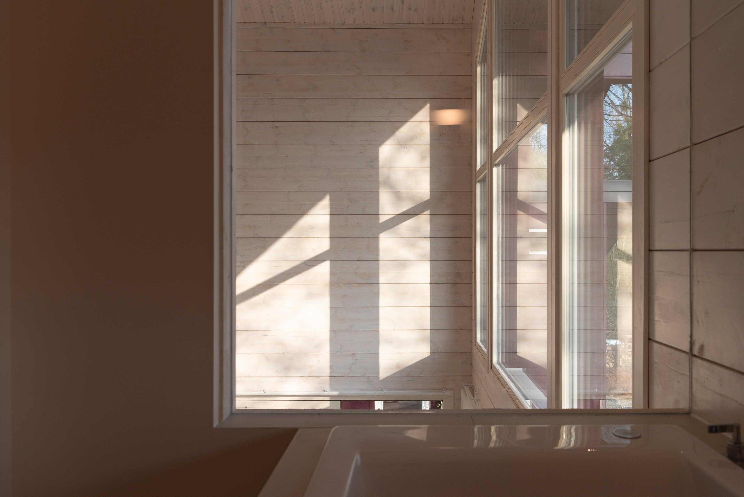 Glulam Log House-Master Bedroom View from Bath © Shiyun Qian 胶合木木屋-主卧卫浴视角 © 钱诗韵