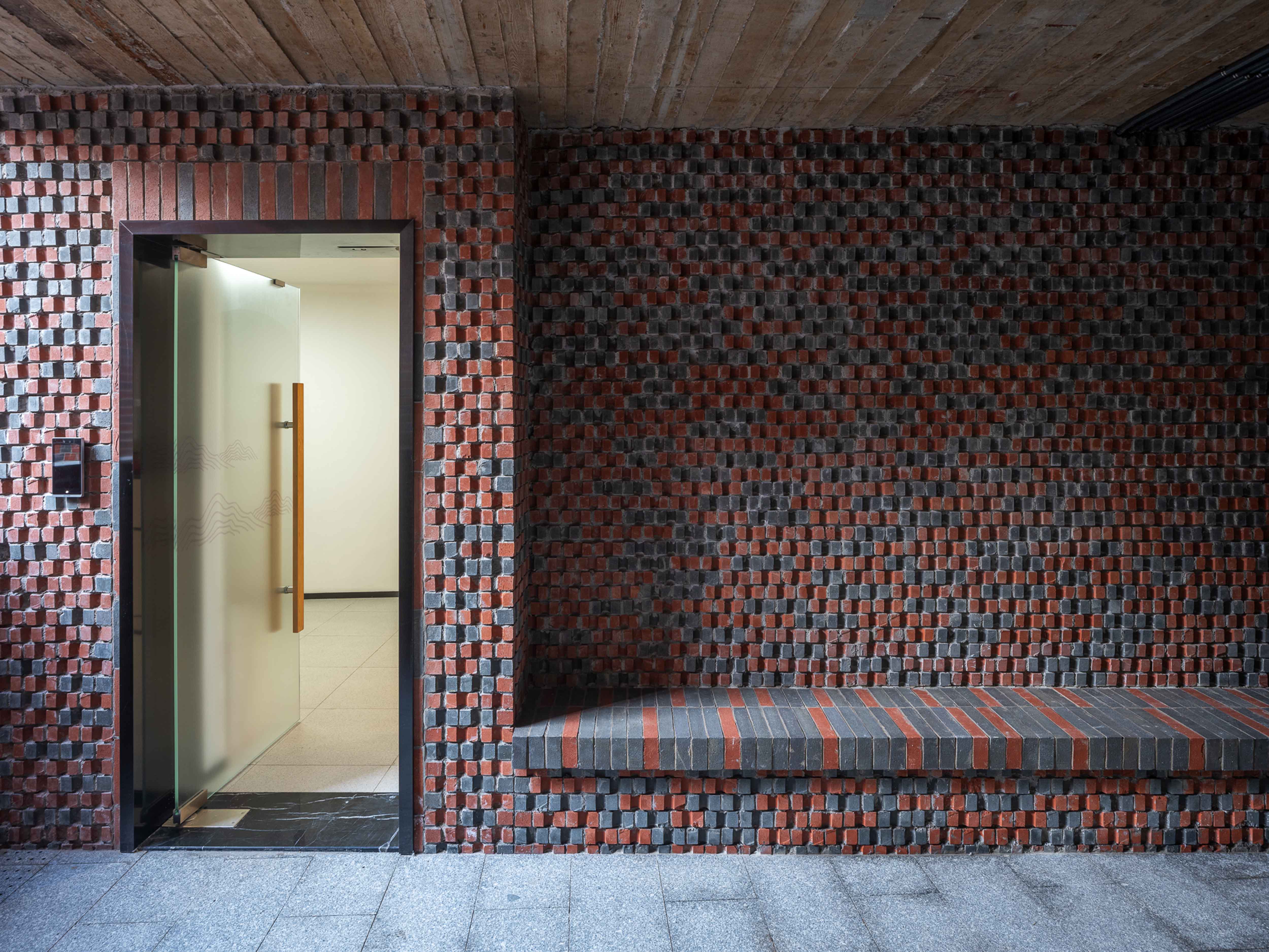 16. 砖墙内置座位 Brick wall with seats built in ©田方方.jpg