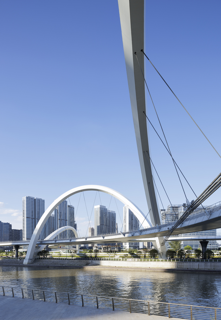 18_ZHA_Grand Canal Gateway Bridge_Photograph by Xue Liang.jpg