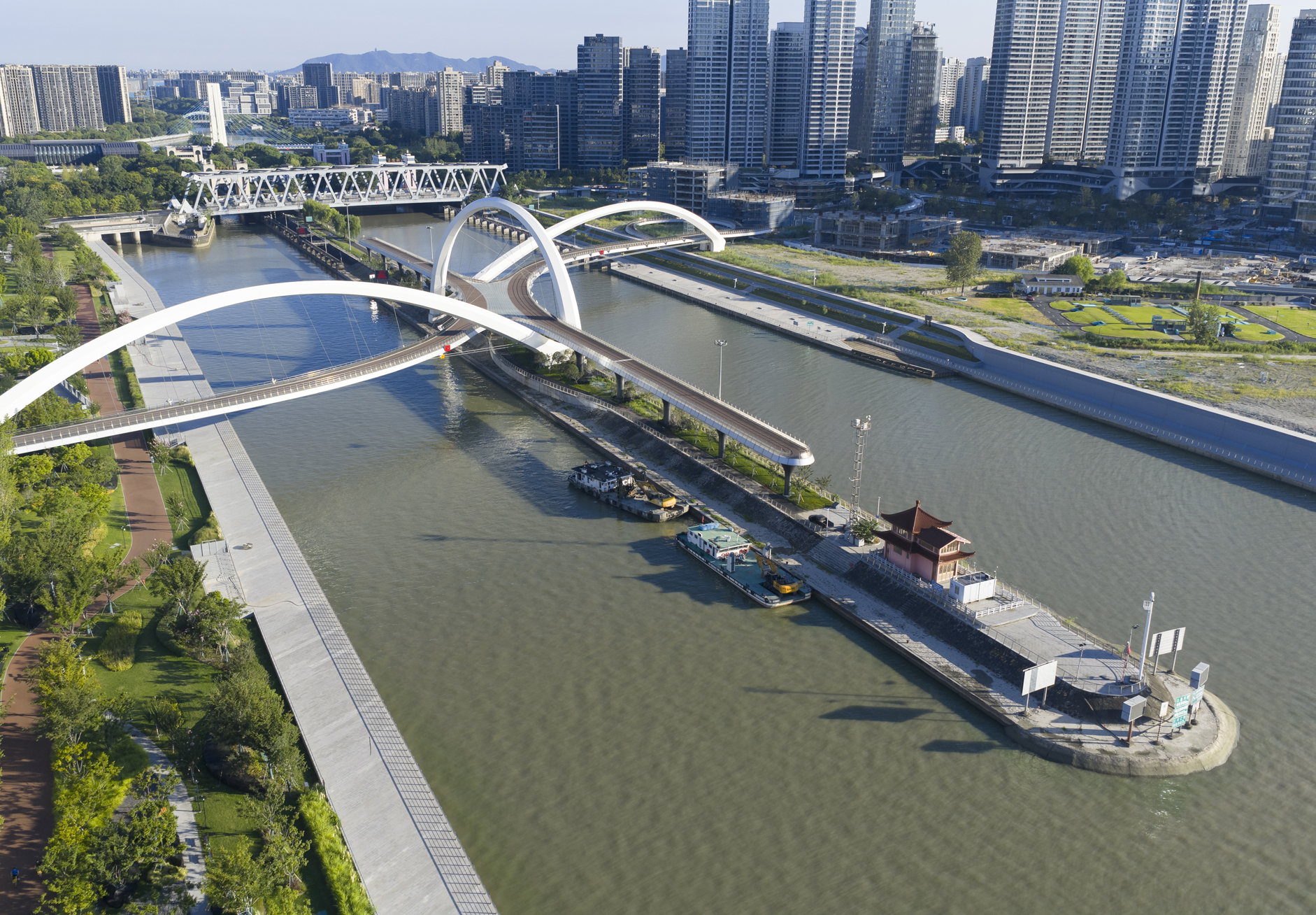 04_ZHA_Grand Canal Gateway Bridge_Photograph by Xue Liang.jpg