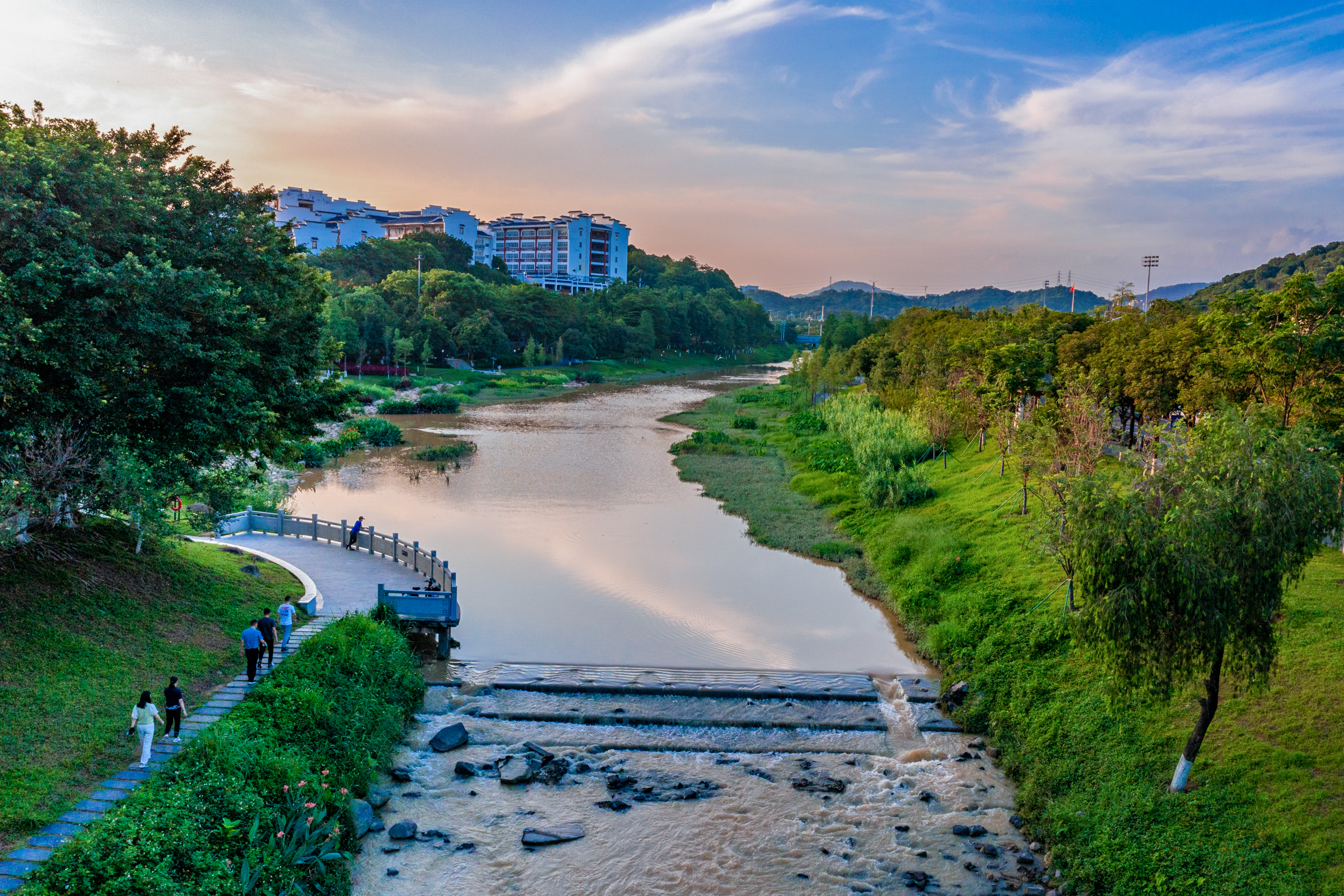 廖志远《雨后南岗河》