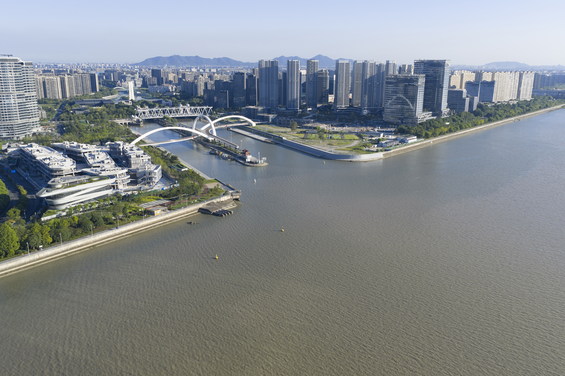 03_ZHA_Grand Canal Gateway Bridge_Photograph by Xue Liang.jpg