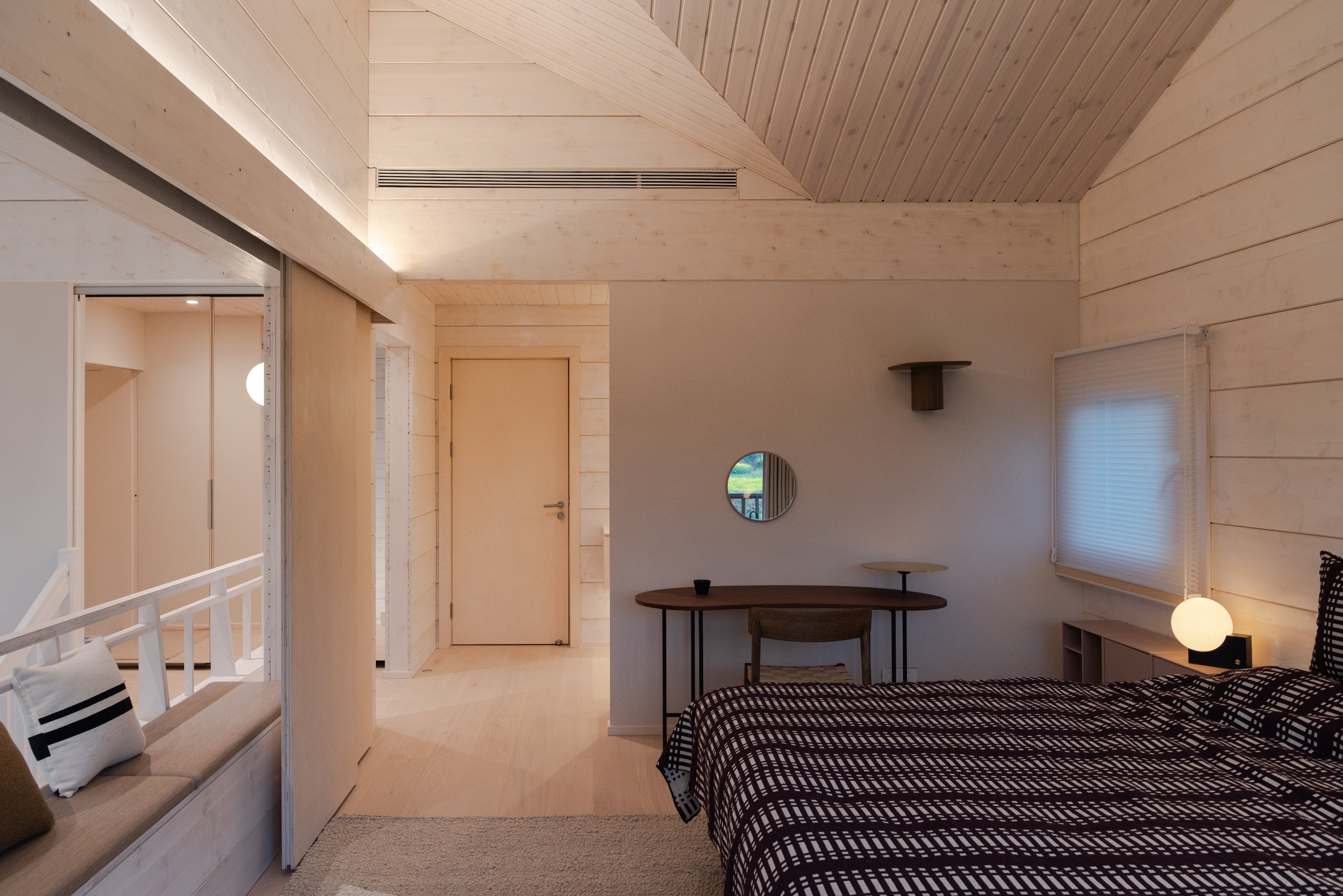 Glulam Log House-Master Bedroom 2 © Shiyun Qian 胶合木木屋-主卧2 © 钱诗韵