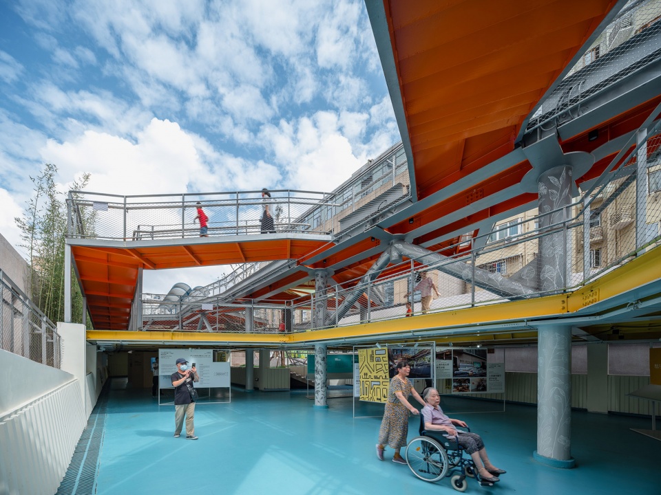 北段底层开敞空间,廊桥内侧喷涂黄色open space of north semi-underground,the inner sides are painted in yellow color ©朱润资.jpg