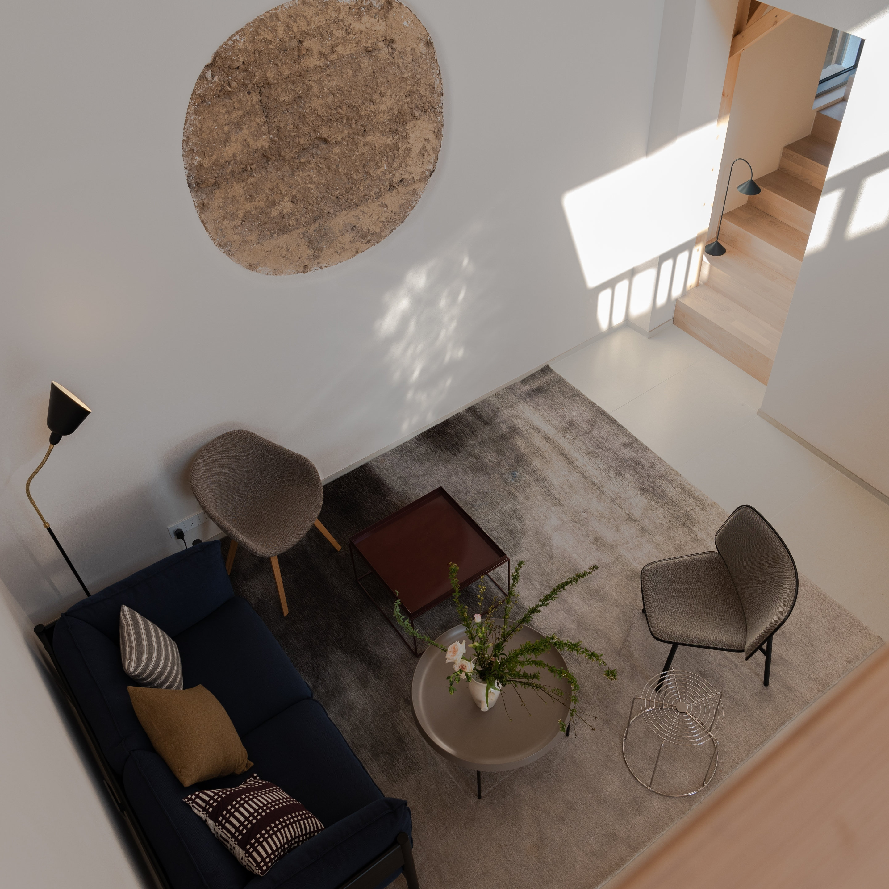 The Old House-Earth Wall Framed at the Hall, Lounge with Reused Carpet from the Client © Shiyun Qian 堂屋-保留的夯土墙被框作画,业主的旧地毯被回收用于沙发区 © 钱诗韵