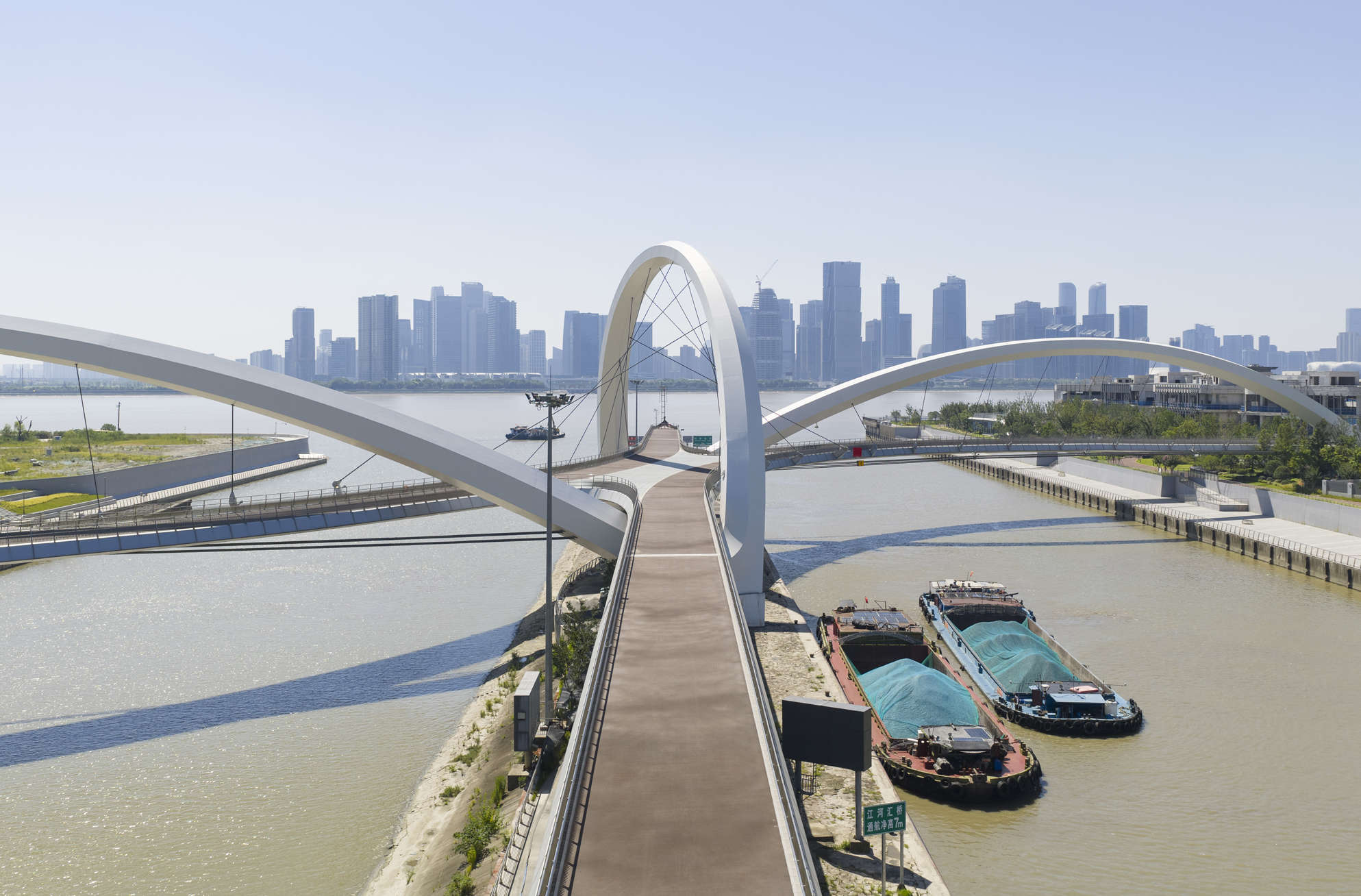16_ZHA_Grand Canal Gateway Bridge_Photograph by Xue Liang.jpg