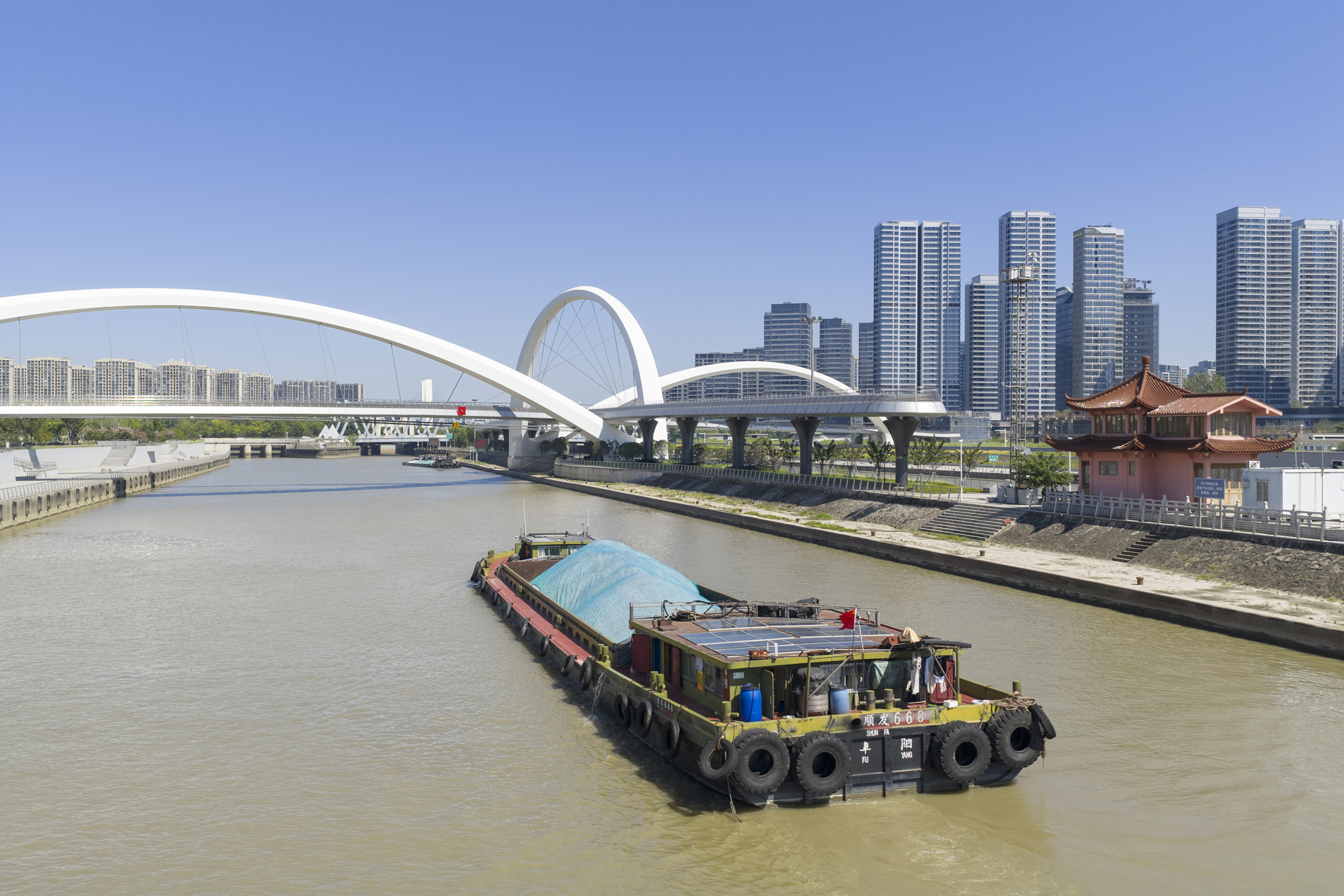 20_ZHA_Grand Canal Gateway Bridge_Photograph by Xue Liang.jpg