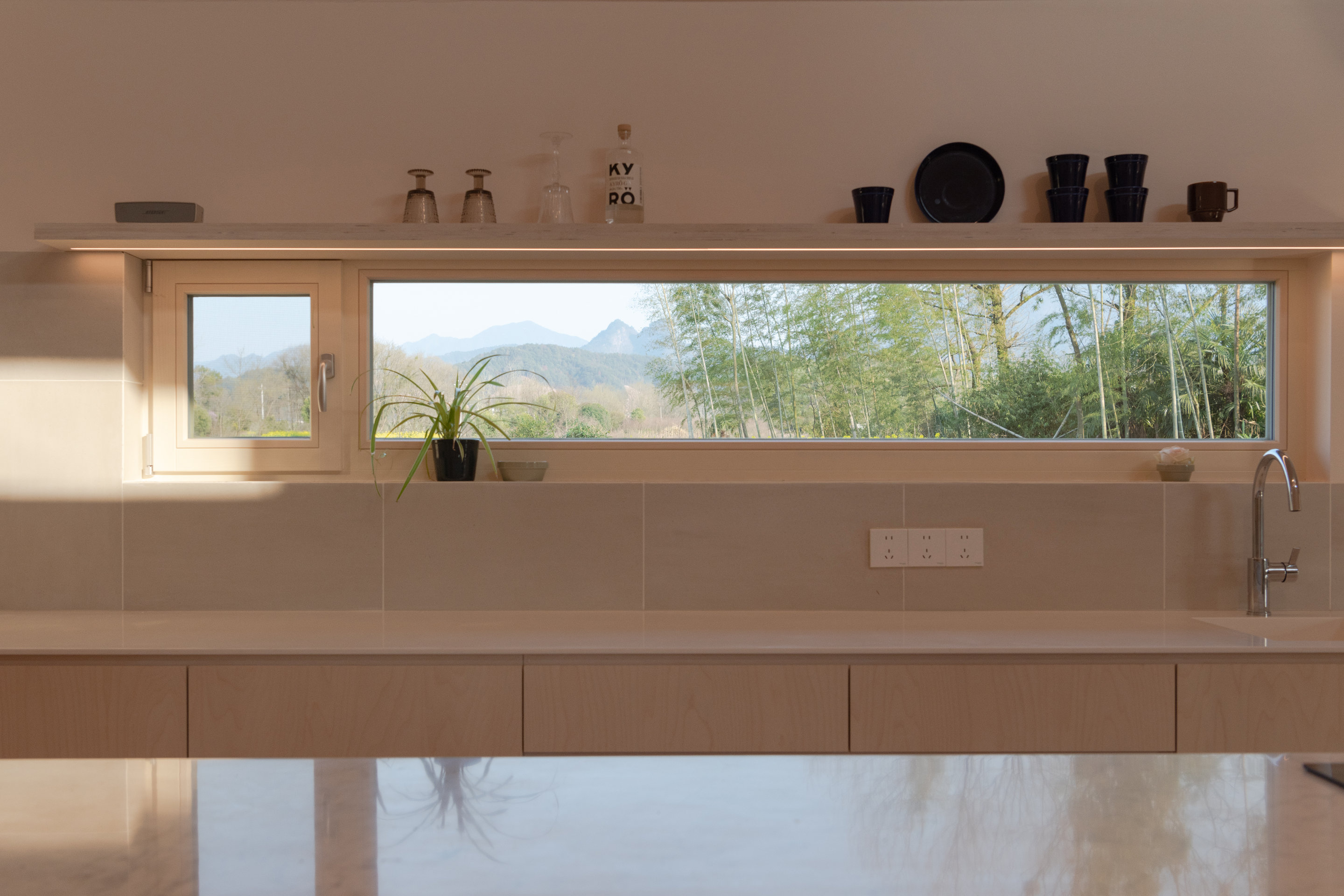 Kitchen & Dining-View of the Long Window © Shiyun Qian 餐厨-长窗框景 © 钱诗韵