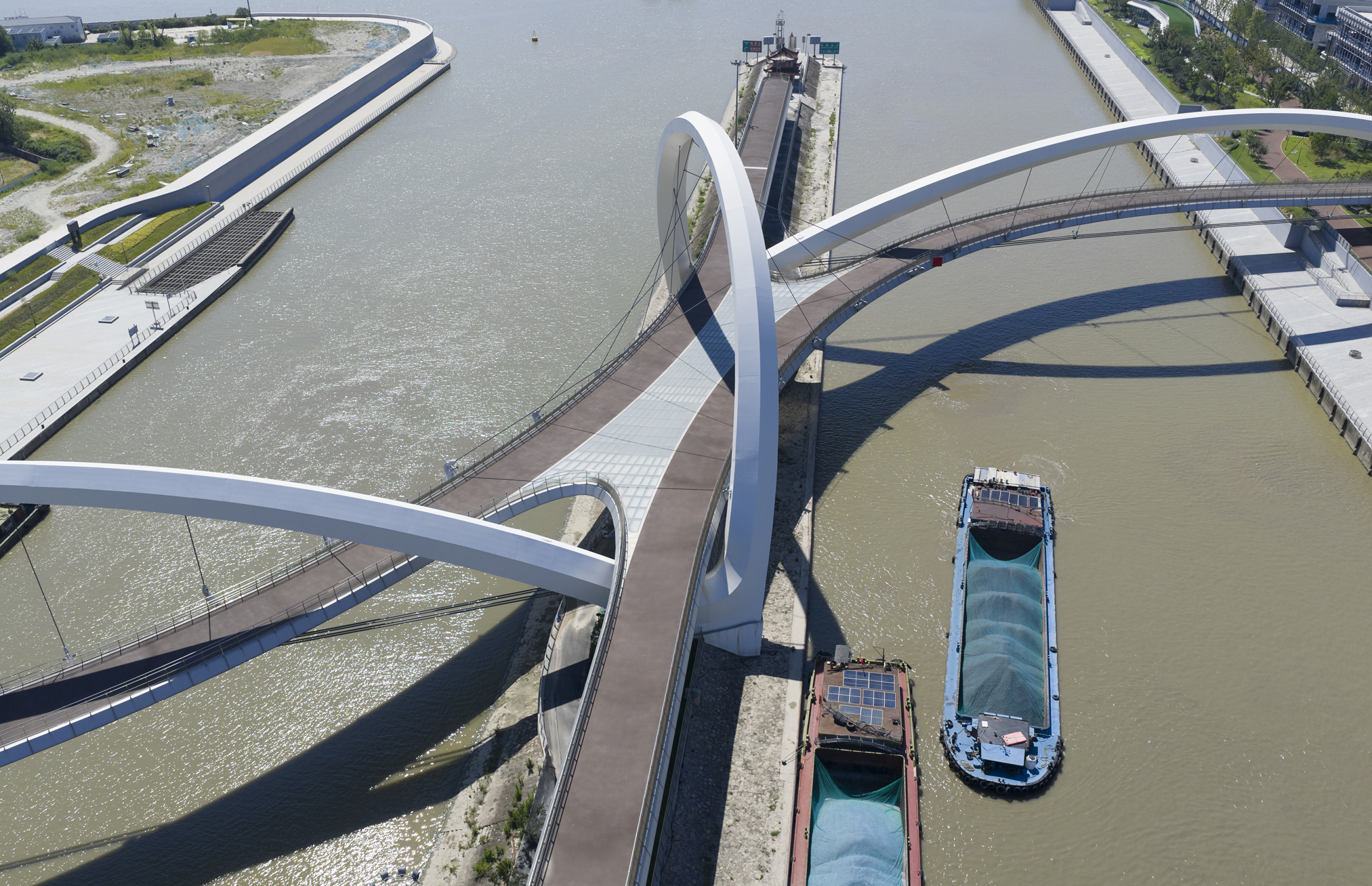 14_ZHA_Grand Canal Gateway Bridge_Photograph by Xue Liang.jpg