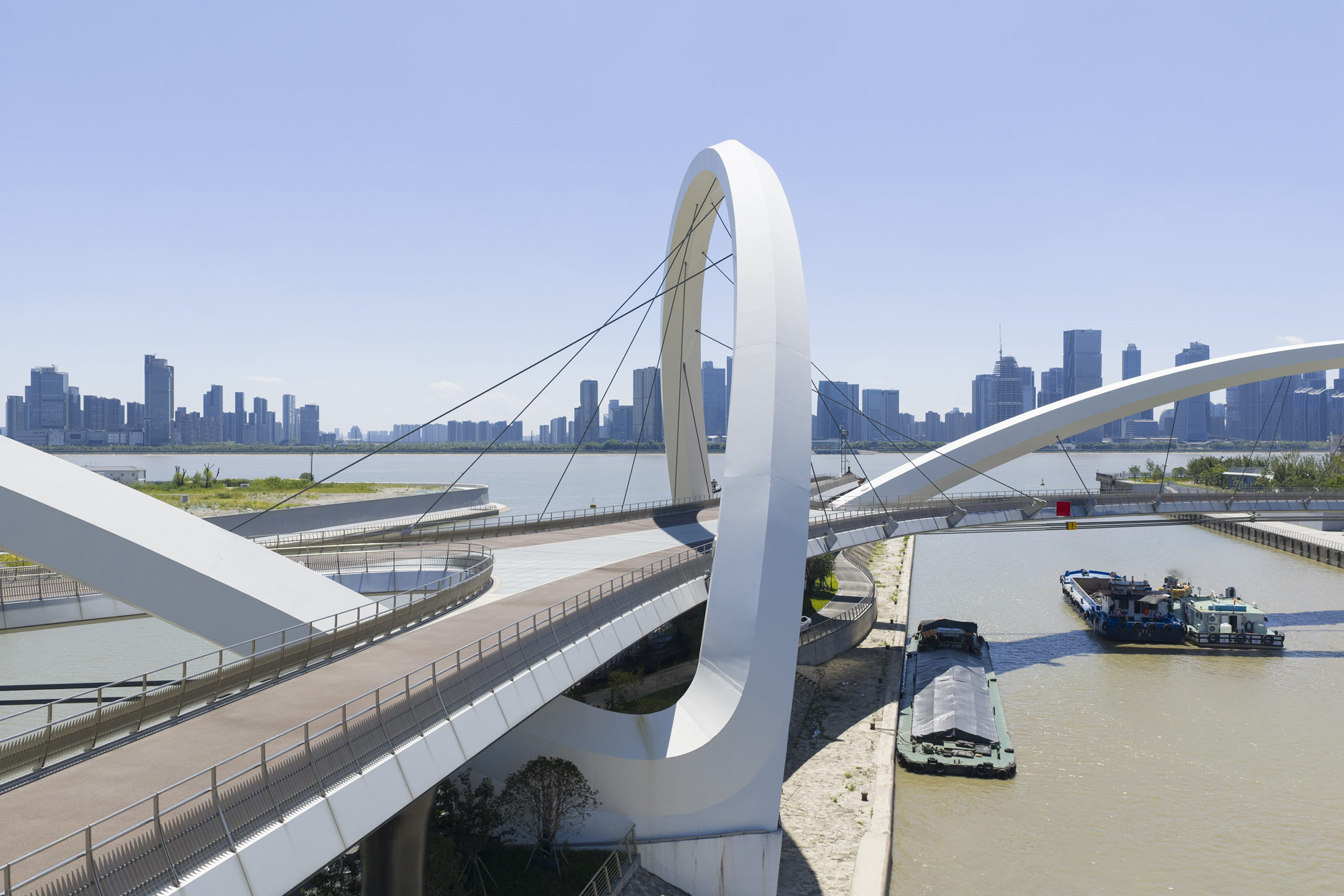 17_ZHA_Grand Canal Gateway Bridge_Photograph by Xue Liang.jpg