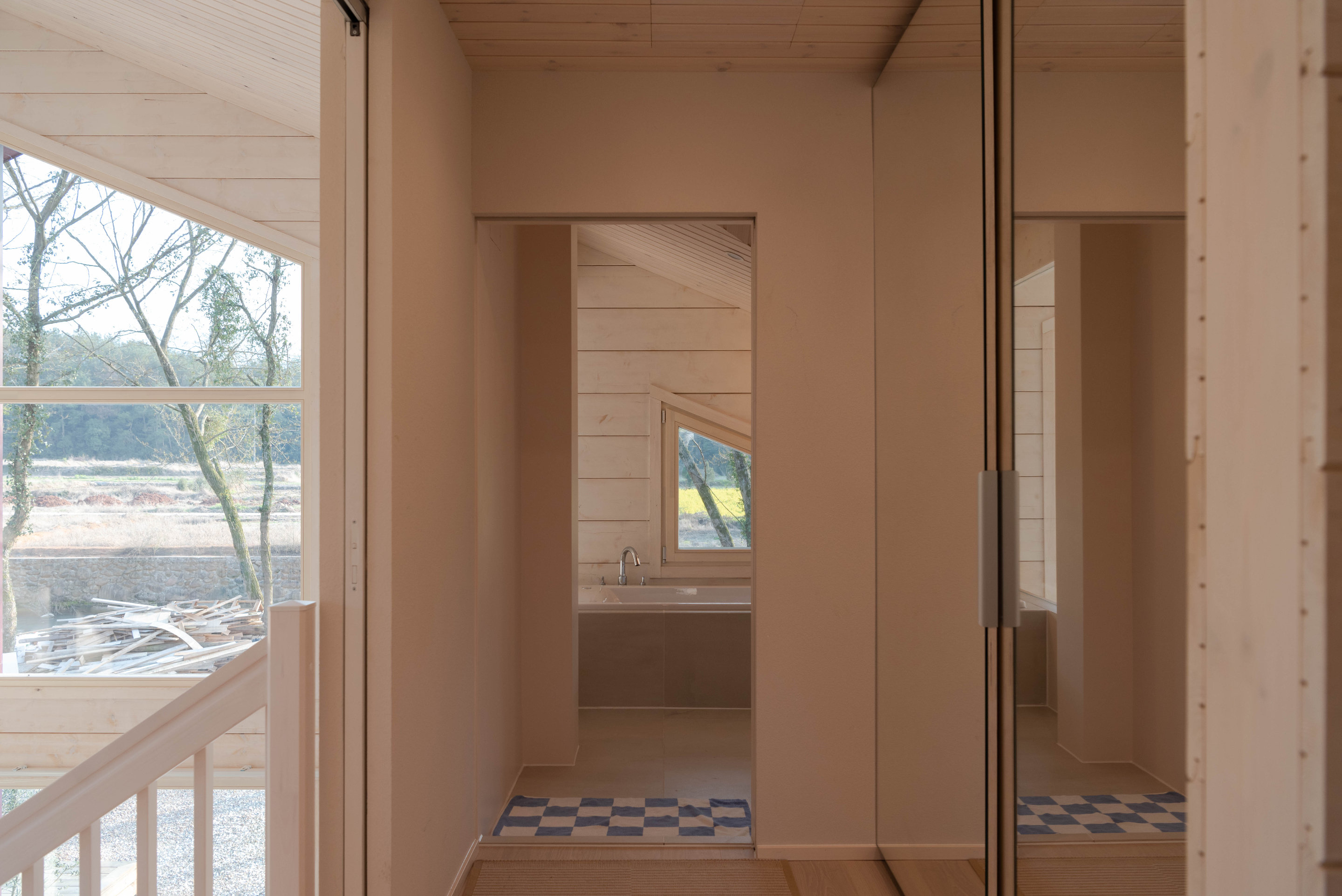 Glulam Log House-Master Bedroom View to the Bathroom © Shiyun Qian 胶合木木屋-主卧看向卫浴 © 钱诗韵