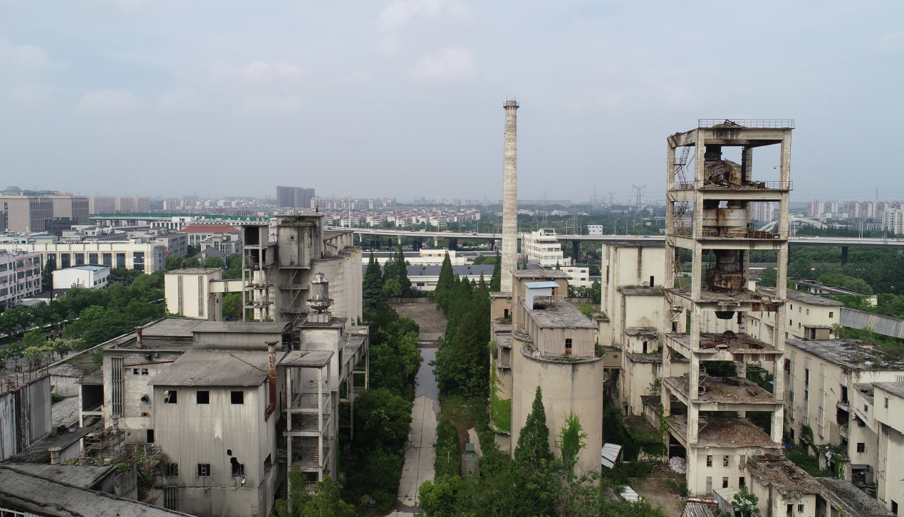 张江水泥厂改造前 G 地块窑尾塔烟囱实景